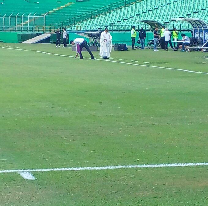 Sacerdote riega agua bendita en cancha y camerinos donde juega el Deportivo Cali - crédito @roa_ernesto/X