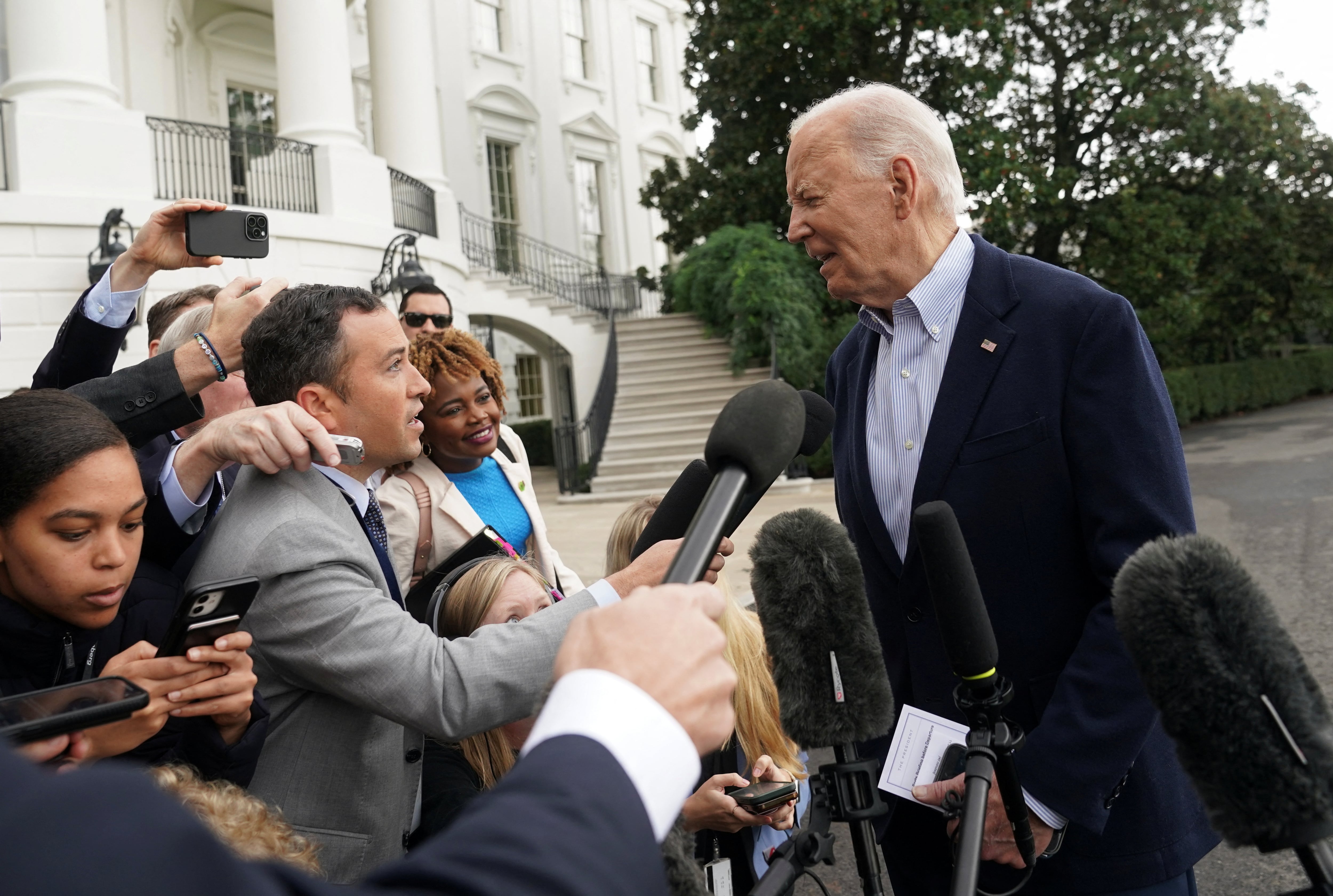 Joe Biden hablando este jueves con reporteros (REUTERS/Kevin Lamarque)