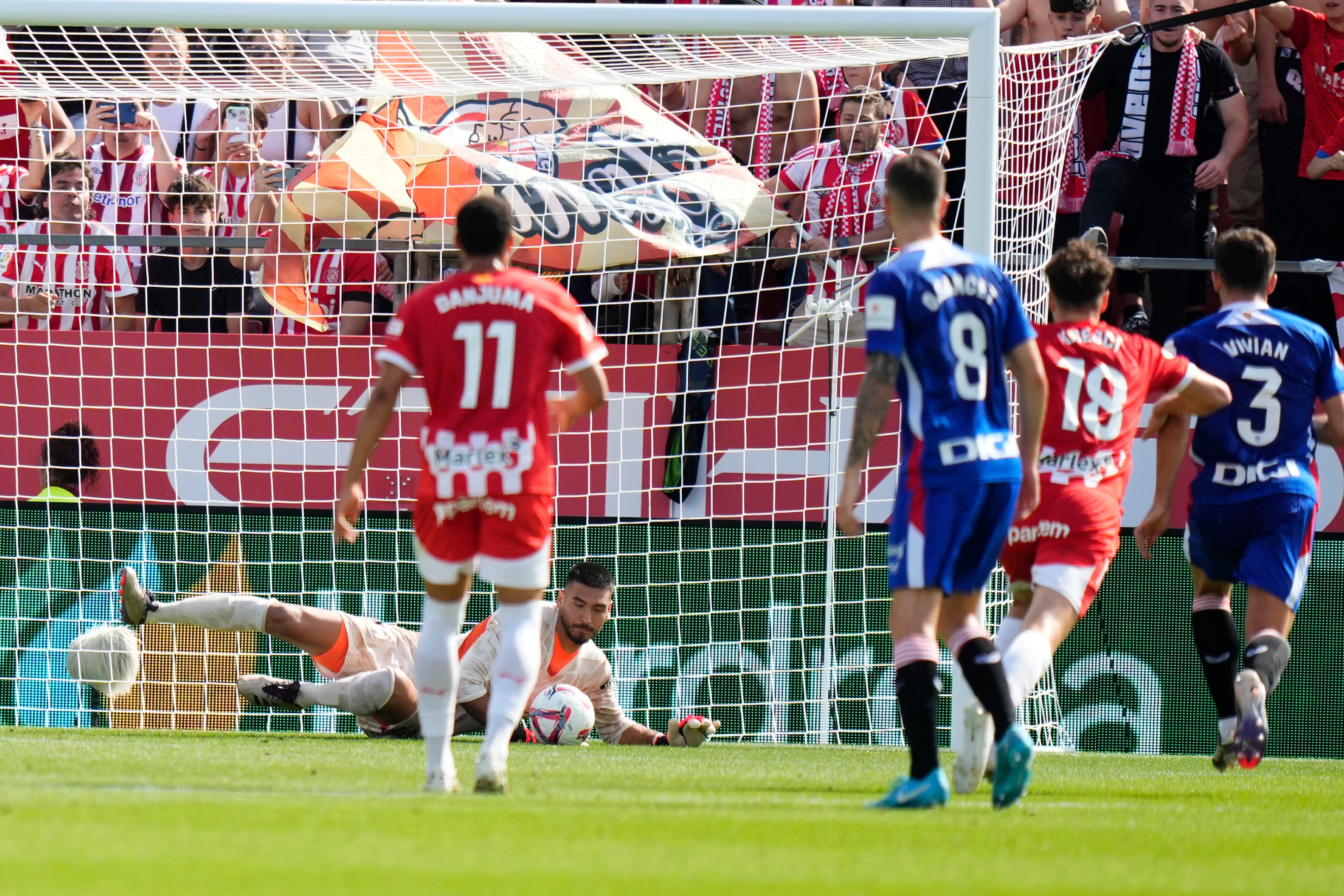 El momento en el que Gazzaniaga para un penal durante el partido de LaLiga que disputado ante el Athletic de Bilbao ( EFE/ David Borrat)
