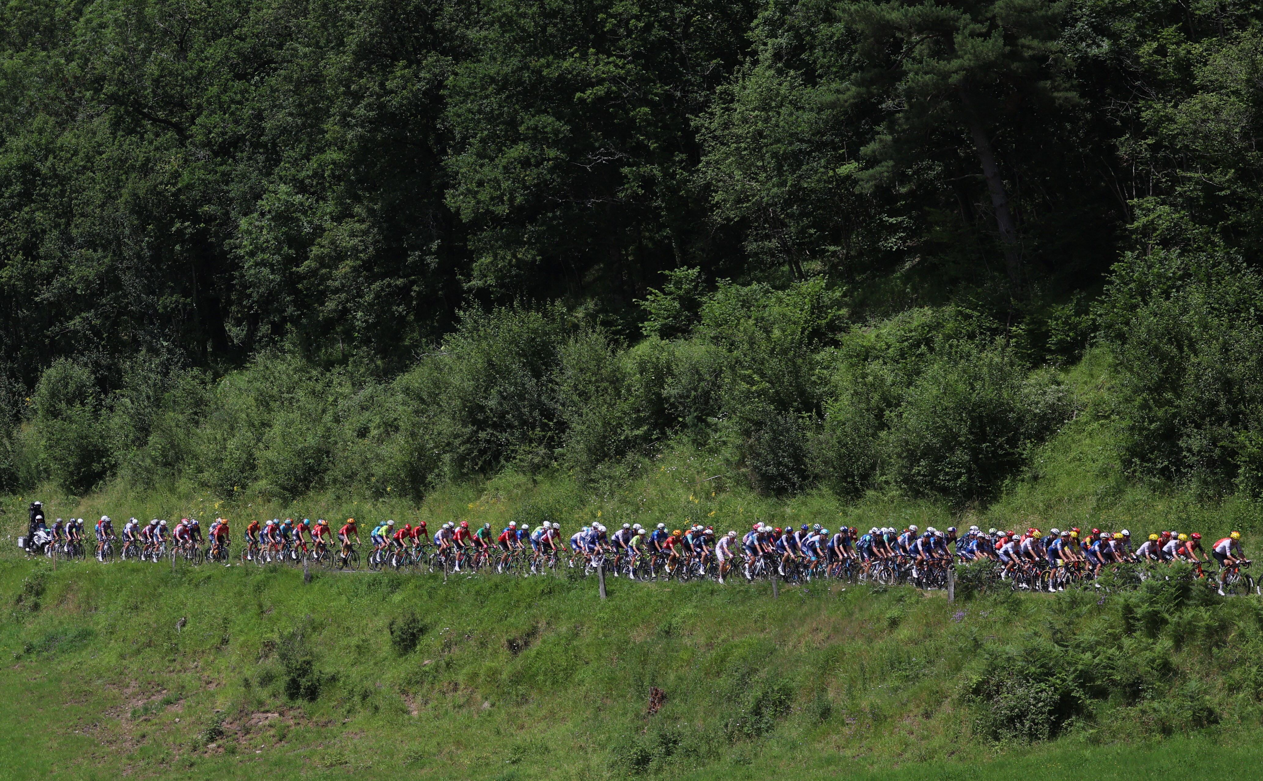 Tadej Pogacar gana el premio de primera categoría de la etapa 11 del Tour de Francia crédito Molly Darlington / REUTERS