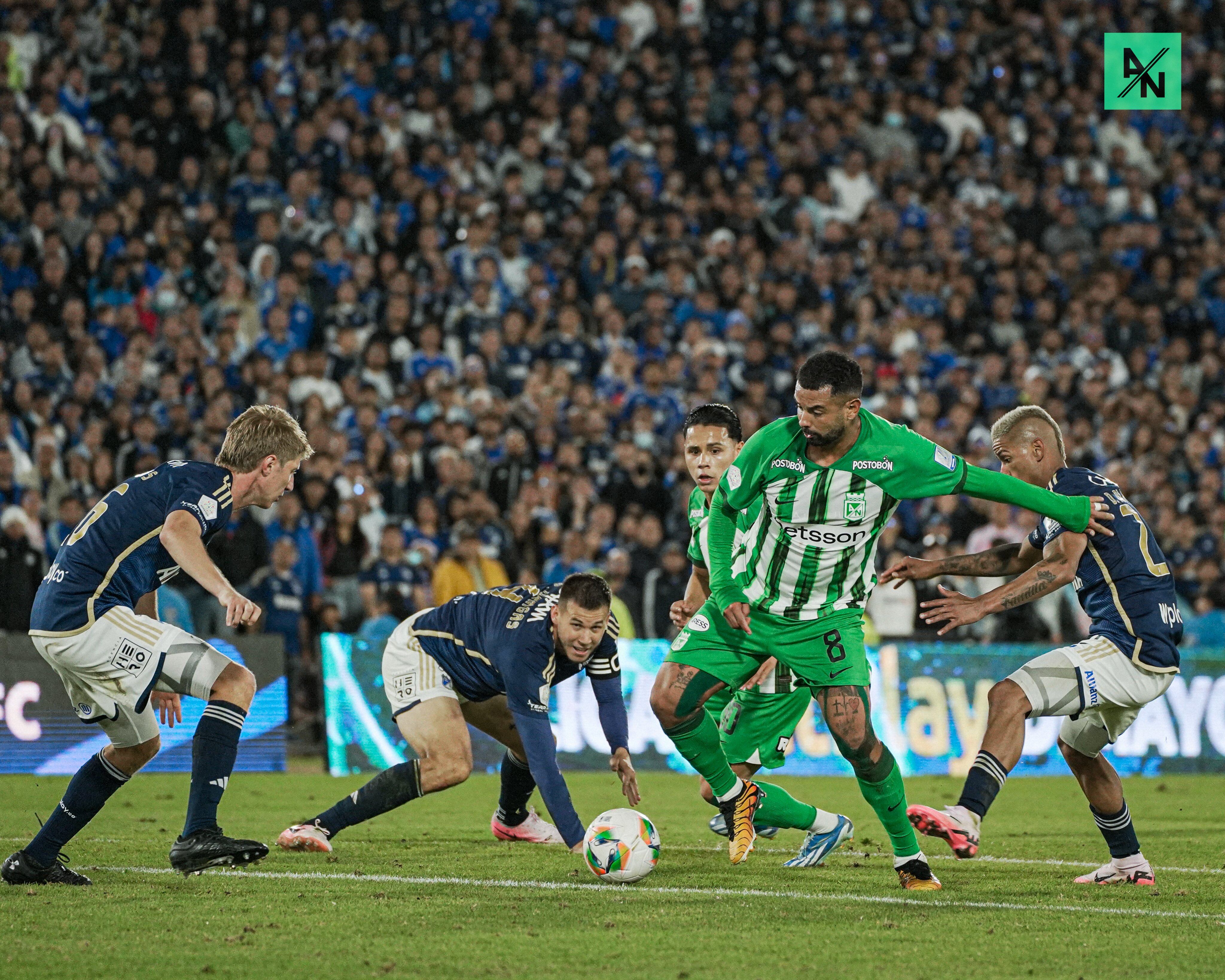 En la imagen se visualiza a Edwin Cardona disputando un balón con Andrés Llinás en el encuentro que terminó 2-1 a favor de la escuadra paisa - crédito @nacionaloficial / X