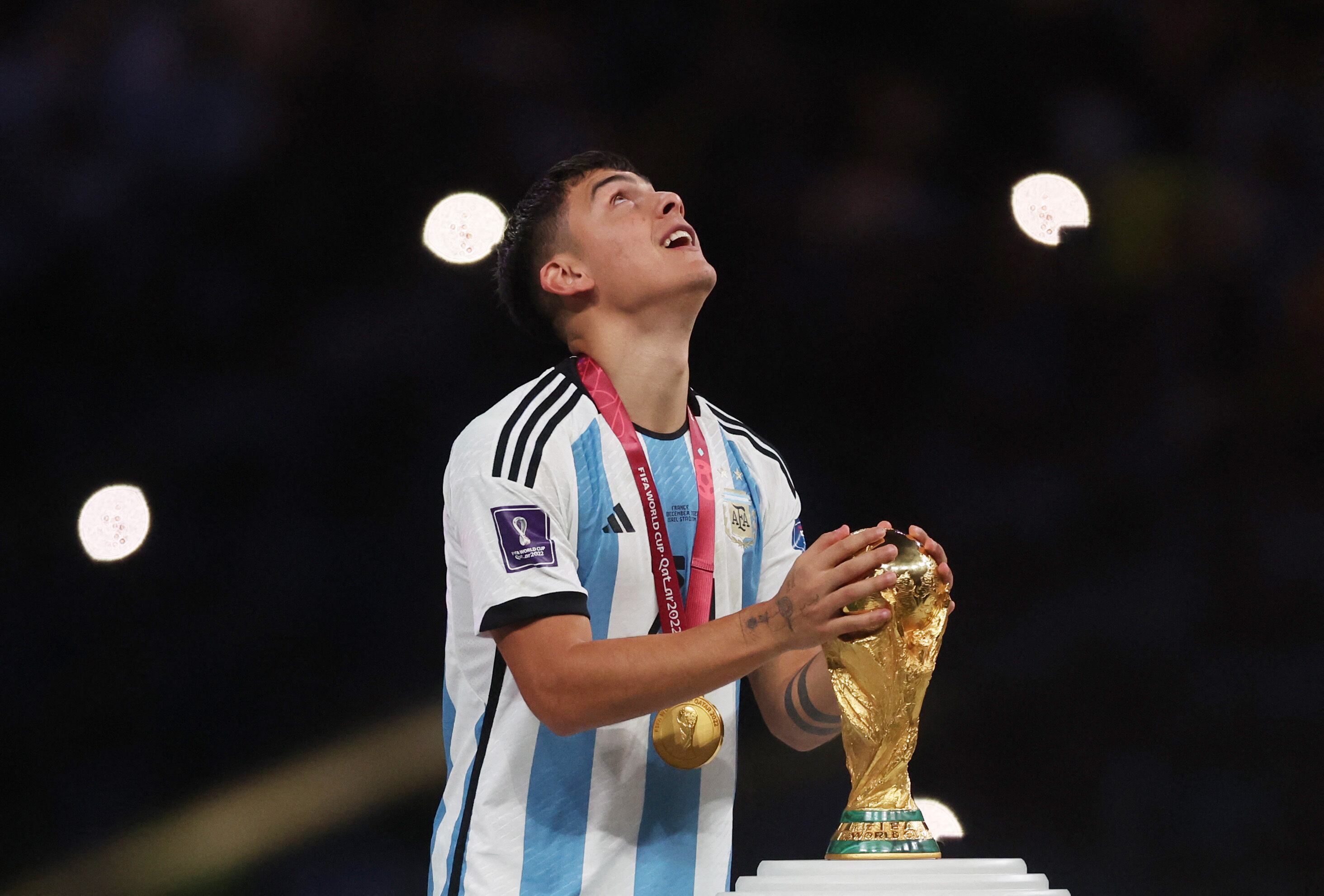 El cordobés mirando el cielo en honor a su padre tras ganar el Mundial 2022 (REUTERS/Lee Smith)