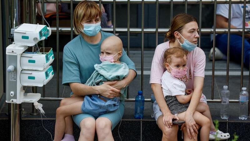 Mujeres sostienen a niños pacientes del Hospital Infantil Ohmatdyt que fue dañado durante los ataques con misiles rusos, en medio del ataque de Rusia contra Ucrania, en Kiev, Ucrania, el 8 de julio de 2024. REUTERS/Gleb Garanich