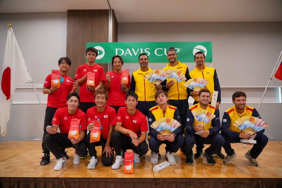 Esta es la foto oficial de las delegaciones que disputarán un cupo al grupo mundial - crédito @Fedecoltenis / Instagram