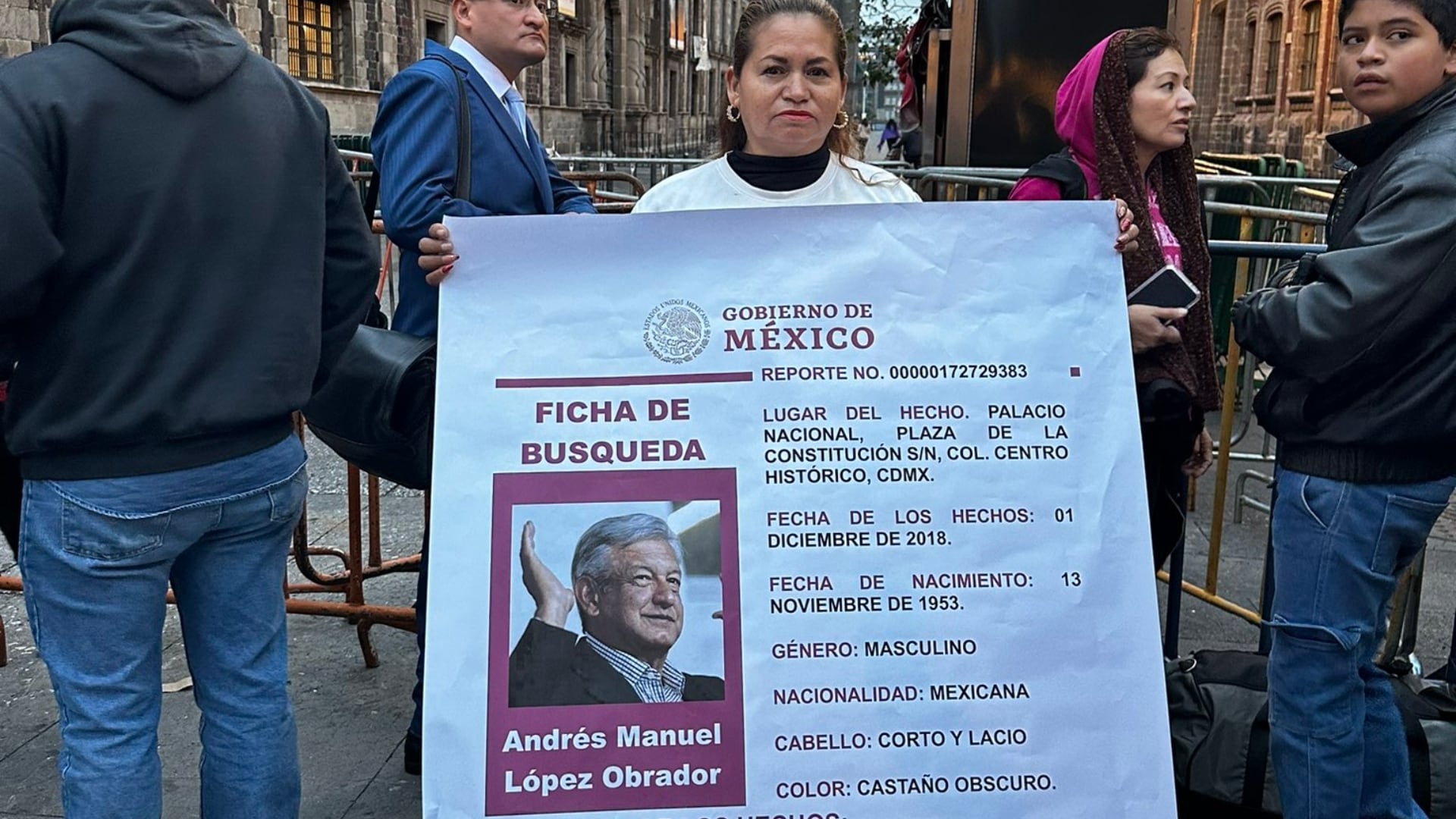 Ceci Flores porta una alerta amber de AMLo, protesta en Palacio Nacional