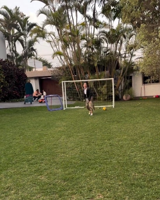 Ale Venturo jugando fútbol con Rodrigo Cuba.