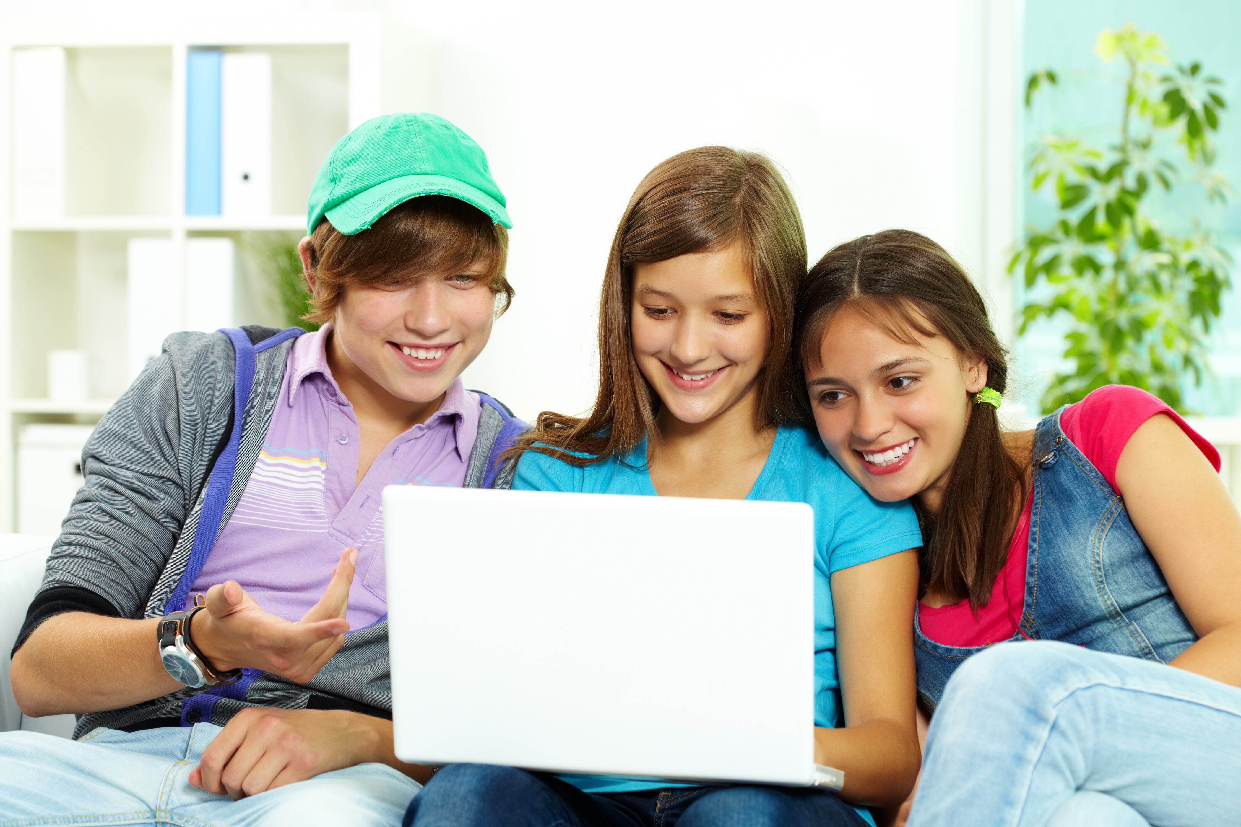 adolescentes jovenes estudiando computadora notebook laptop Modo Seguro (freepik)