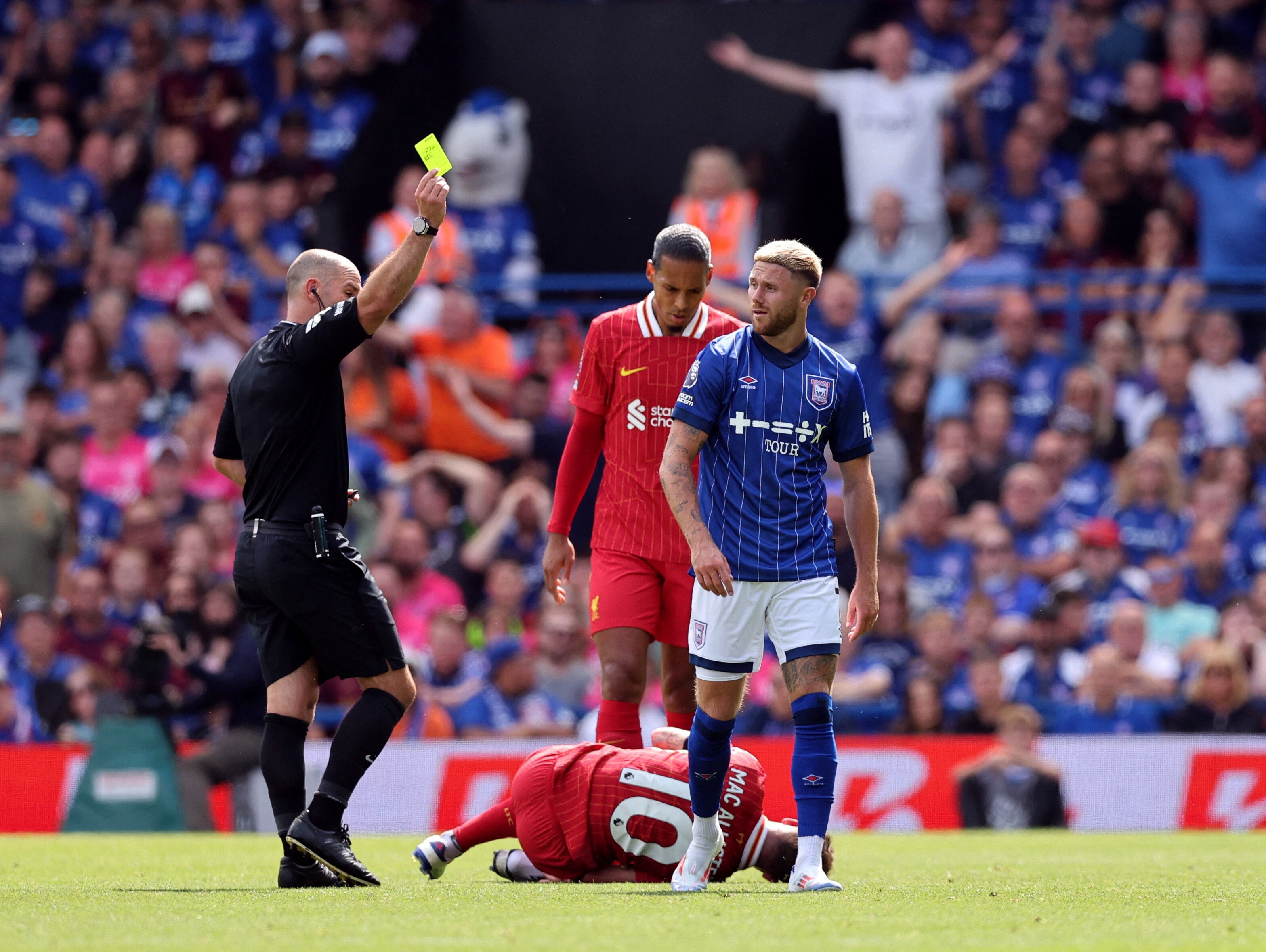 Falta sobre Mac Allister en Ipswich vs. Liverpool - crédito Tim Robinson/REUTERS