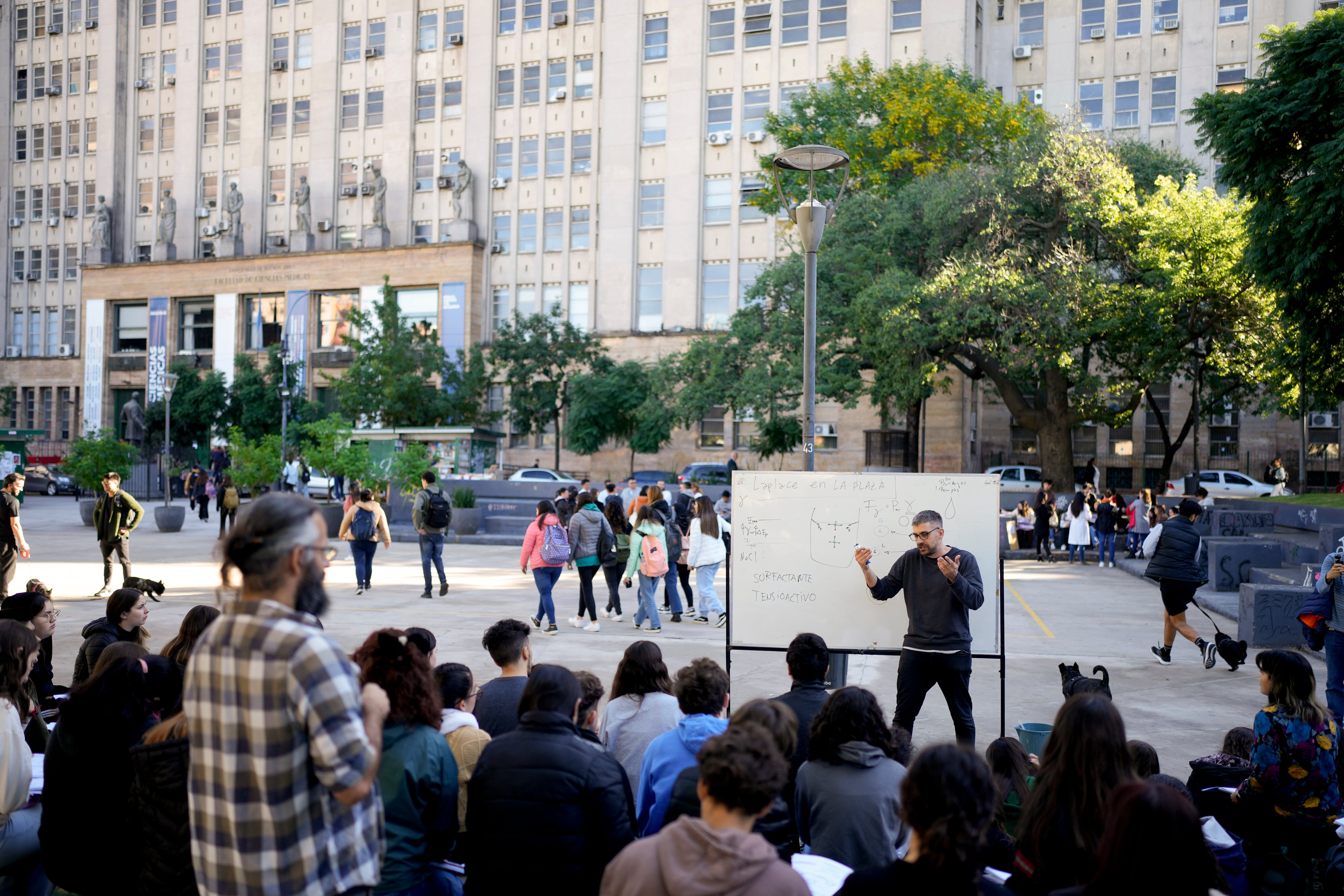 Estudiantes y docentes de la Universidad de Buenos Aires (UBA) realizan una clase pública en la calle en reclamo de presupuesto. La protesta se produjo en abril (AP Foto/Natacha Pisarenko)