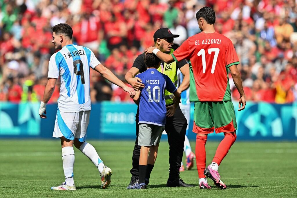 Julián Álvarez se sacó una foto con un niño que invadió el campo de juego en medio de Argentina-Marruecos, en los Juegos Olímpicos de París 2024 (Arnaud FINISTRE / AFP)