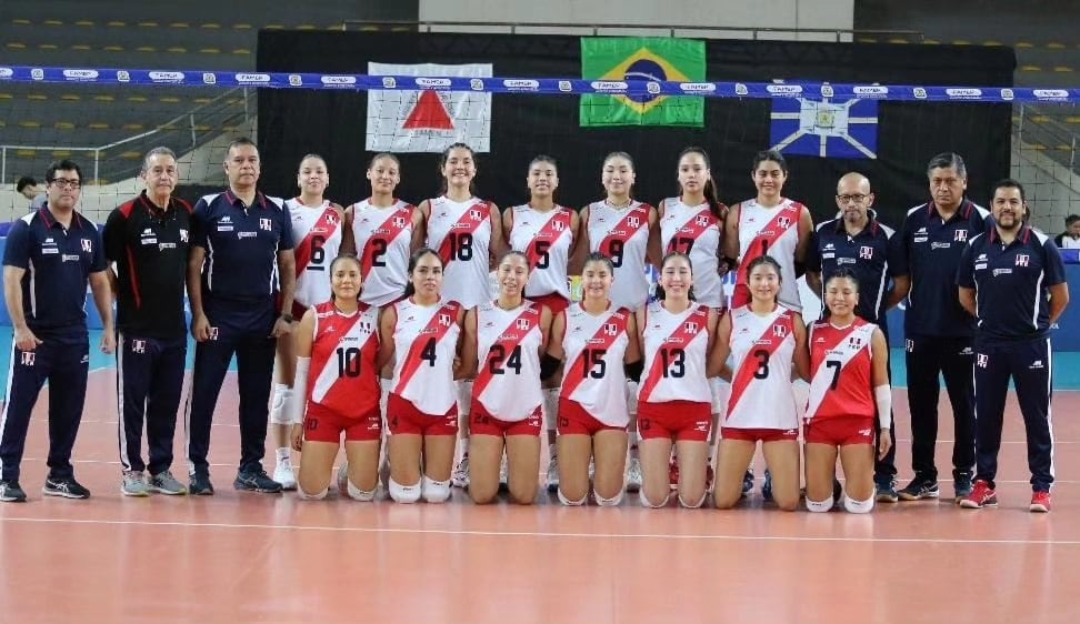 Equipo peruano que compite en el Sudamericano Sub 19 de vóley.