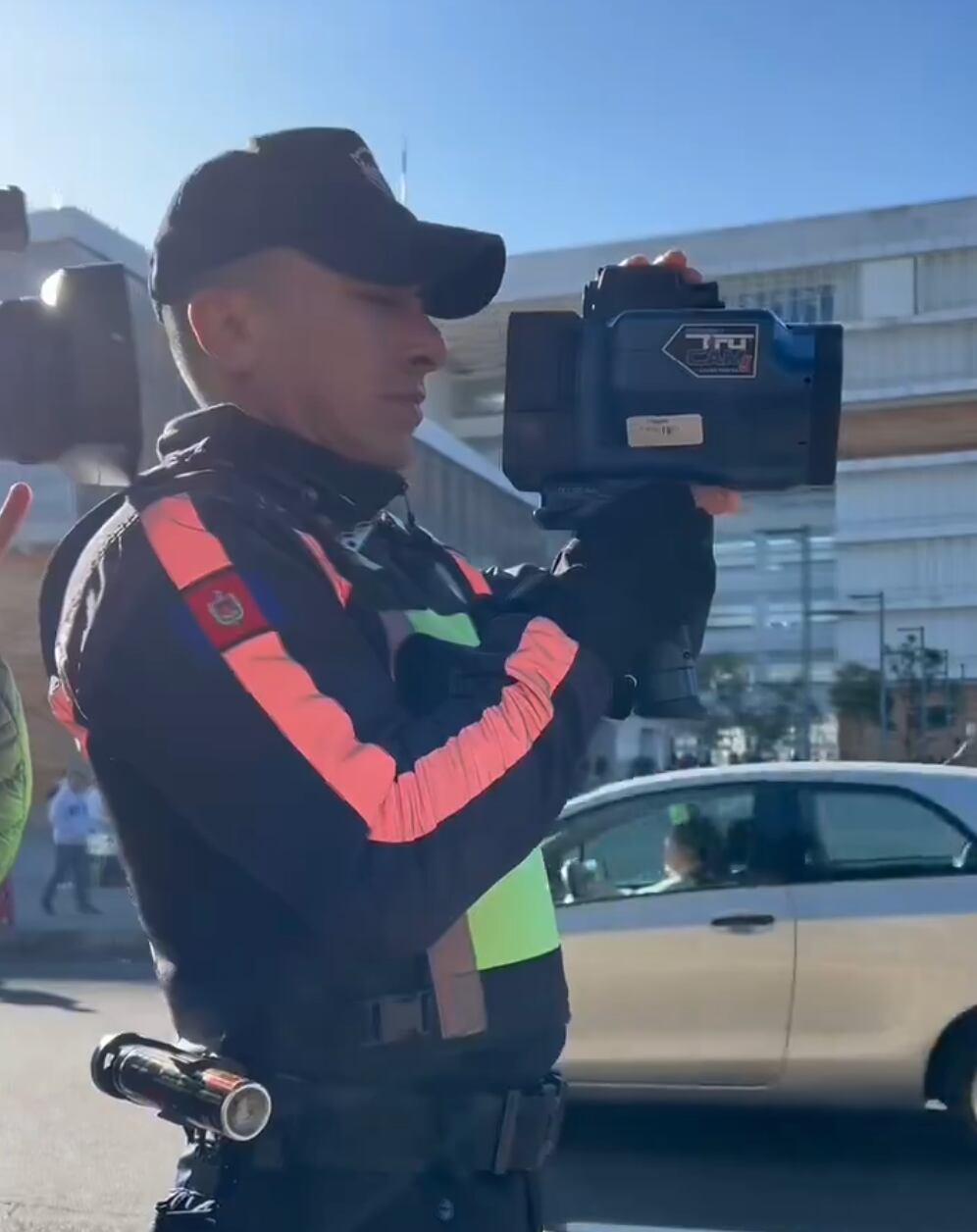 Los agentes controlan la velocidad con radares de mano. (AMT)