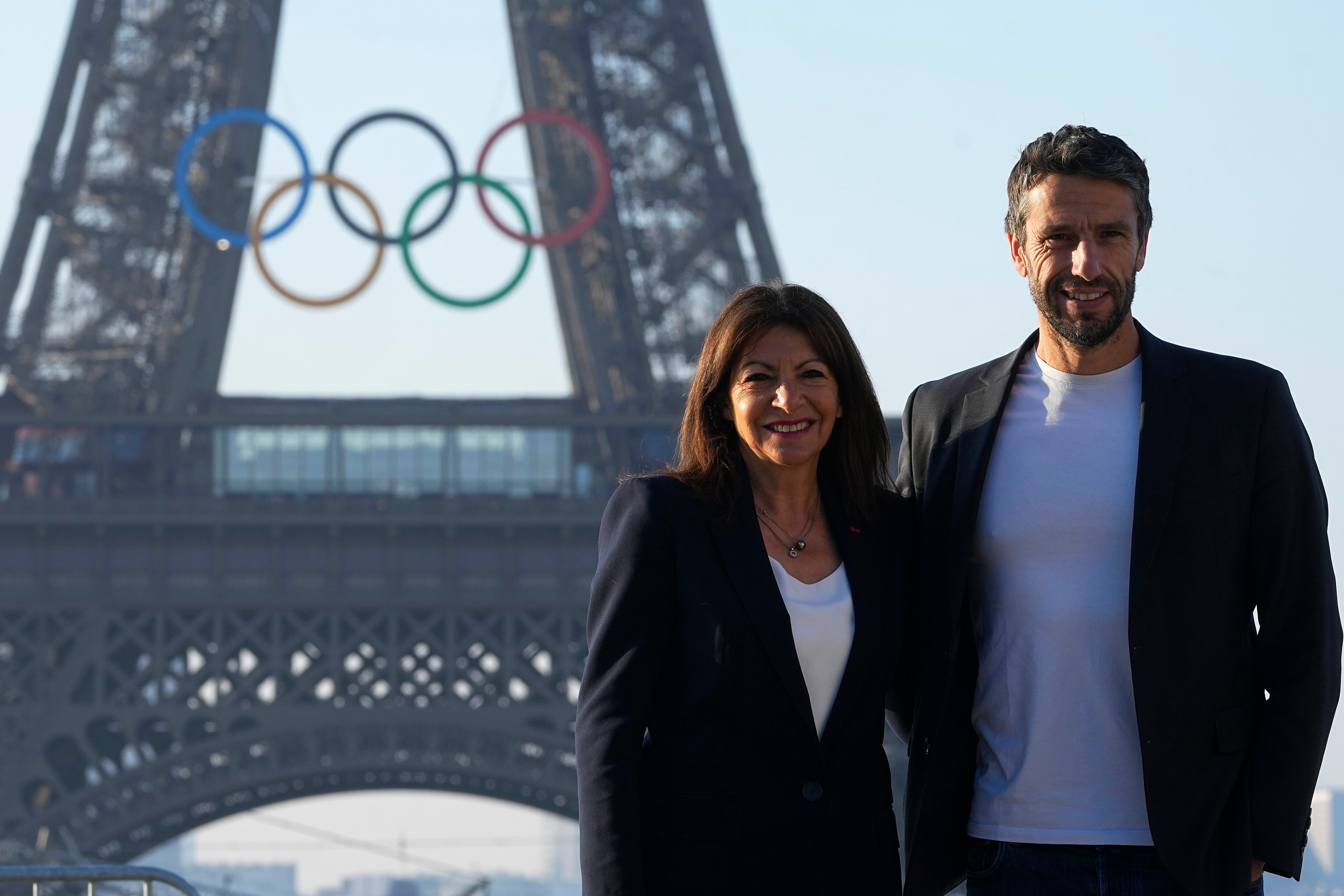 Durante los Juegos Olímpicos de París 2024, el Puente de Iéna se liberó de autos para facilitar el flujo de visitantes (AP Foto/Michel Euler)