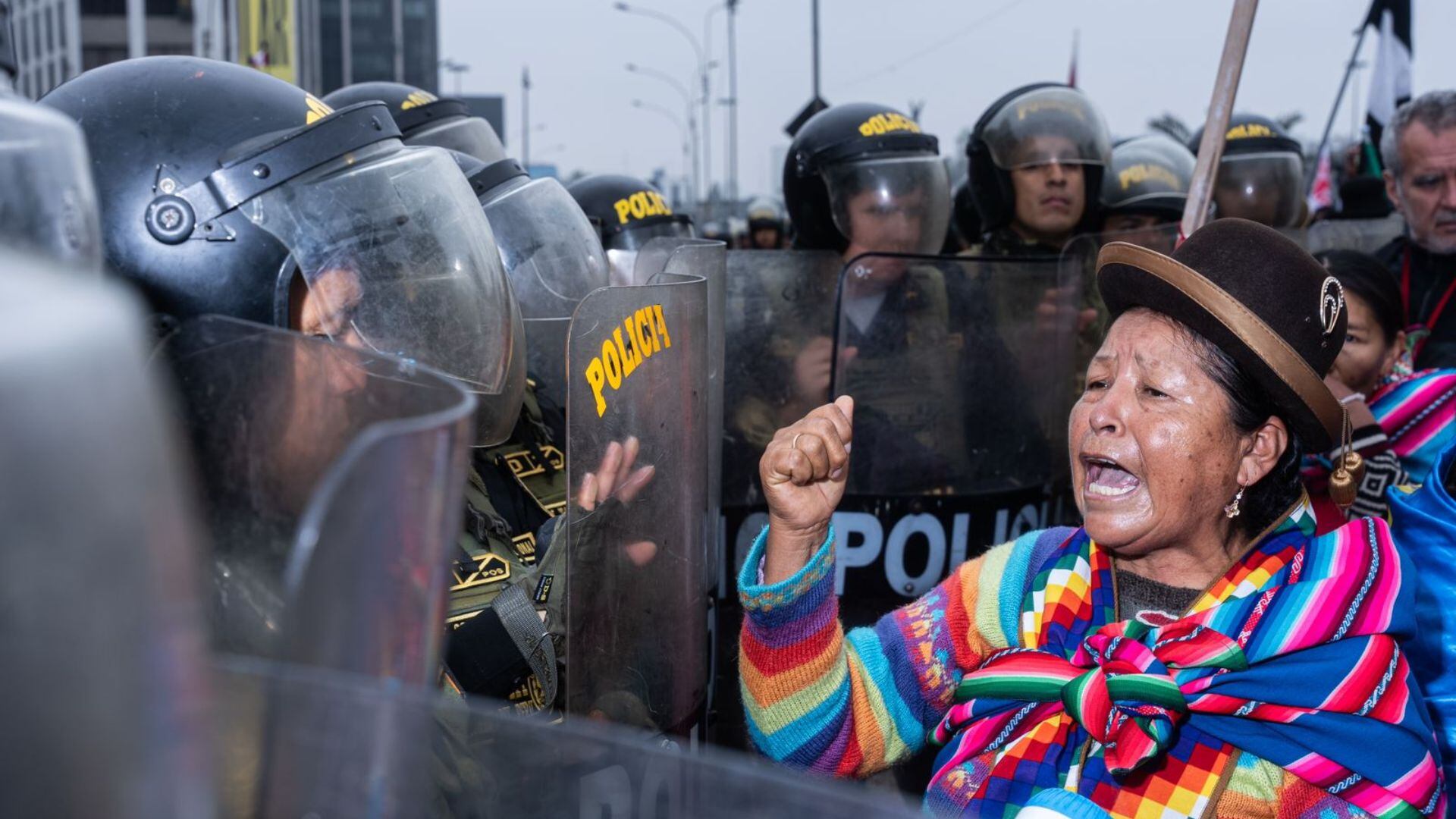 Una mujer andina arenga contra las fuerzas del orden, quienes impiden que los manifestantes realicen su recorrido hacia el Congreso de la República