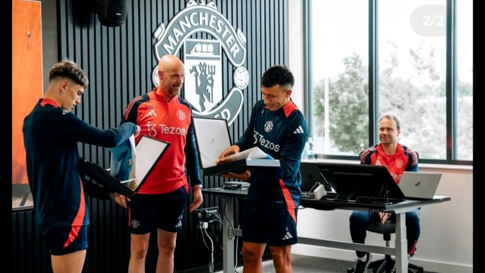 El DT del Manchester United recibió con honores a Lisandro Martínez y Garnacho