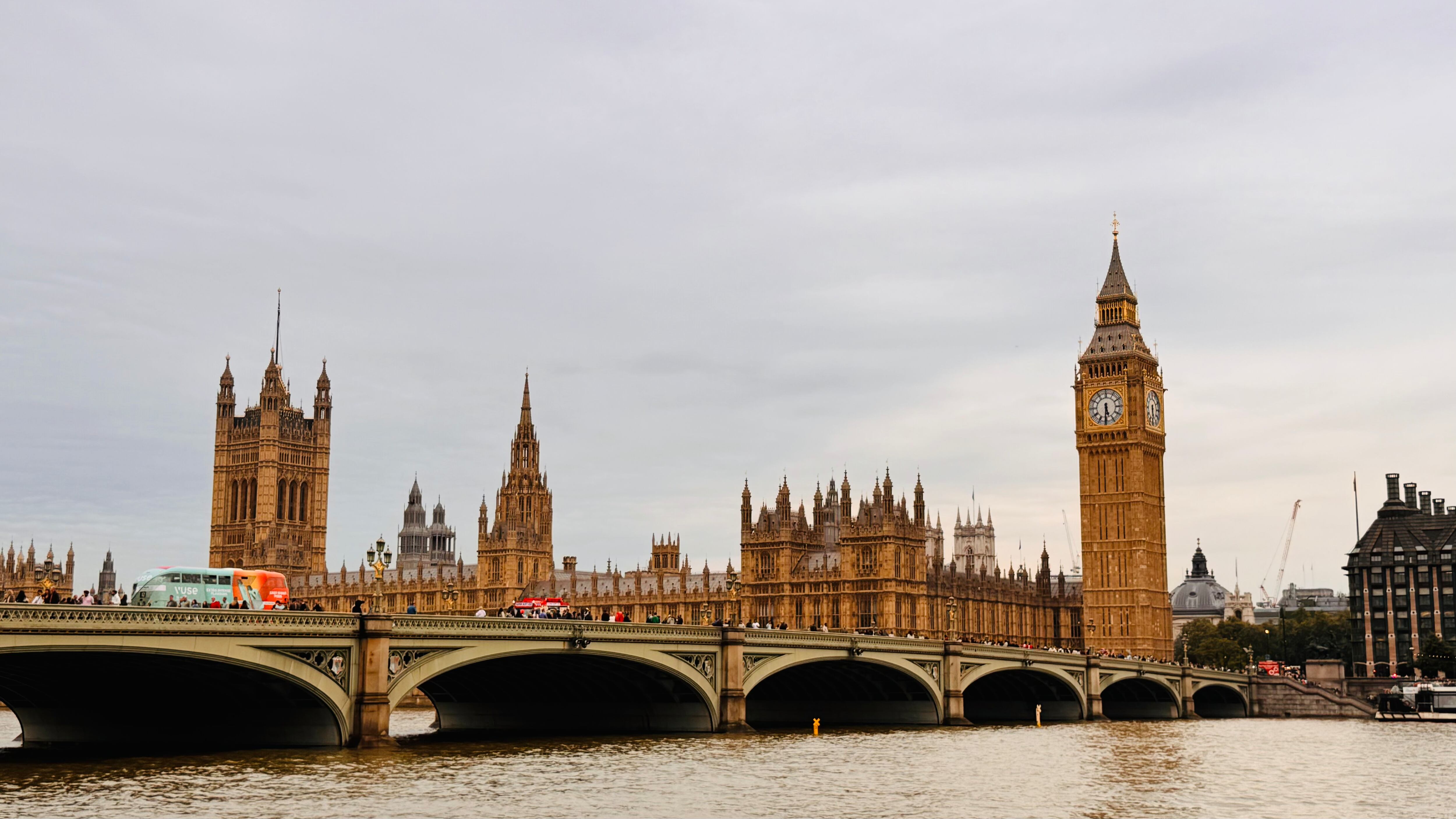 Lugares icónicos de Londres que no pueden faltar en tu visita. La capital del Reino Unido ofrece una rica mezcla de historia, cultura y modernidad. Desde el Tower of London hasta el palacio de Buckingham, un repaso por los rincones que definen esta ciudad única