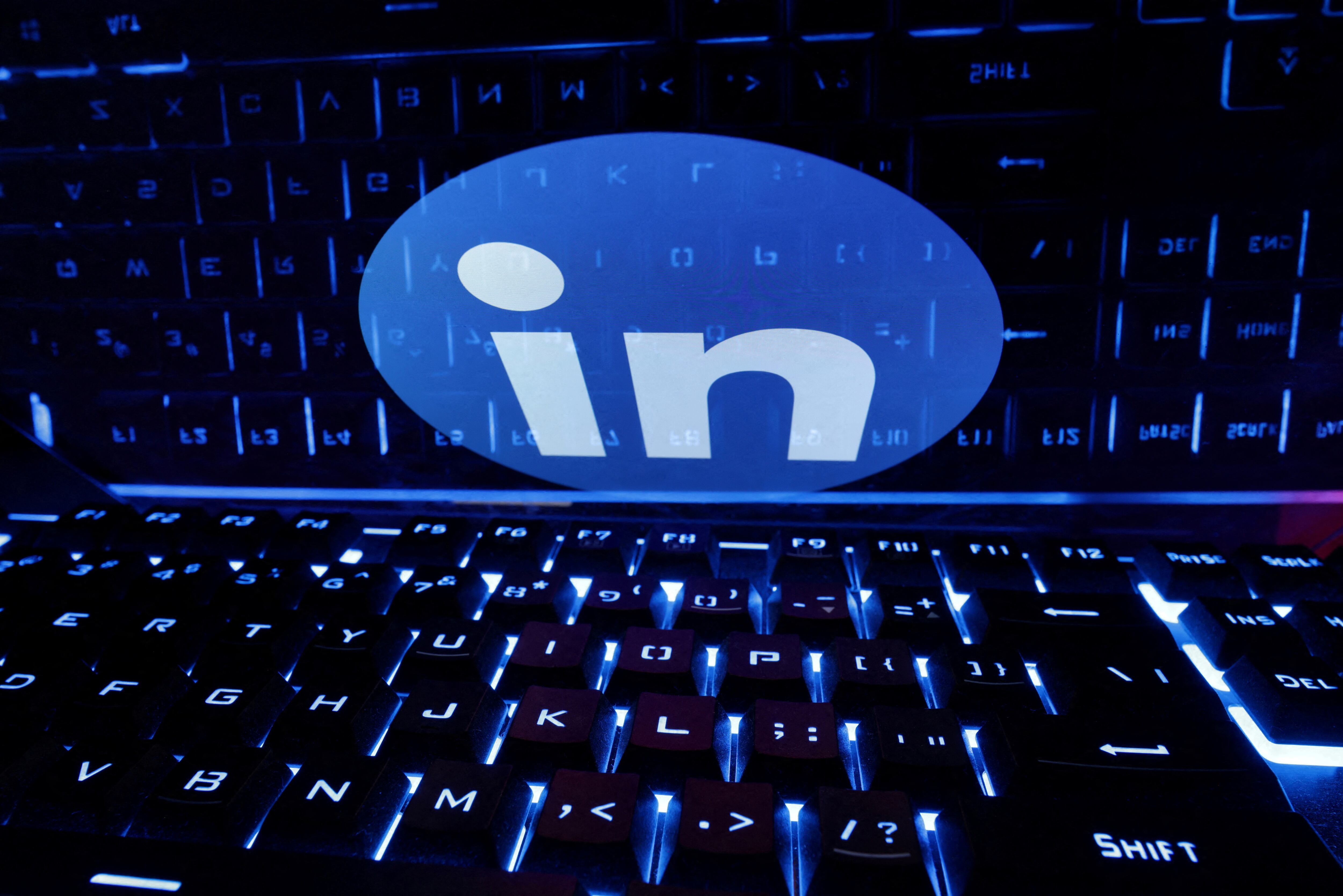 LinkedIn no notificó con antelación a sus usuarios sobre el uso de sus datos para entrenar a su IA. REUTERS/Dado Ruvic/File Photo