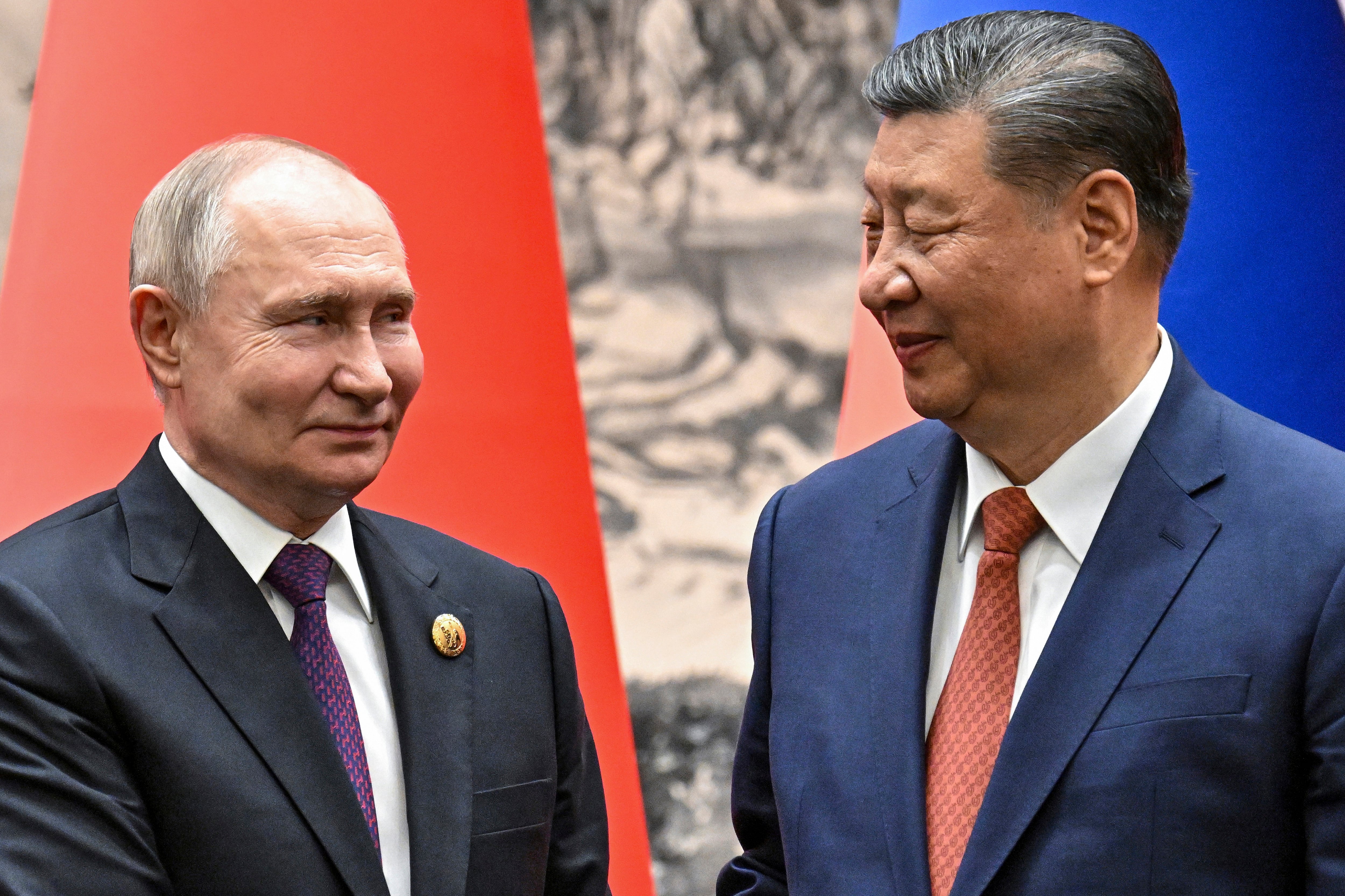 El presidente chino Jinping (d) y el presidente ruso Vladimir Putin en Beijing, China (Sergei Bobylev, Sputnik, Kremlin Pool Photo via AP)