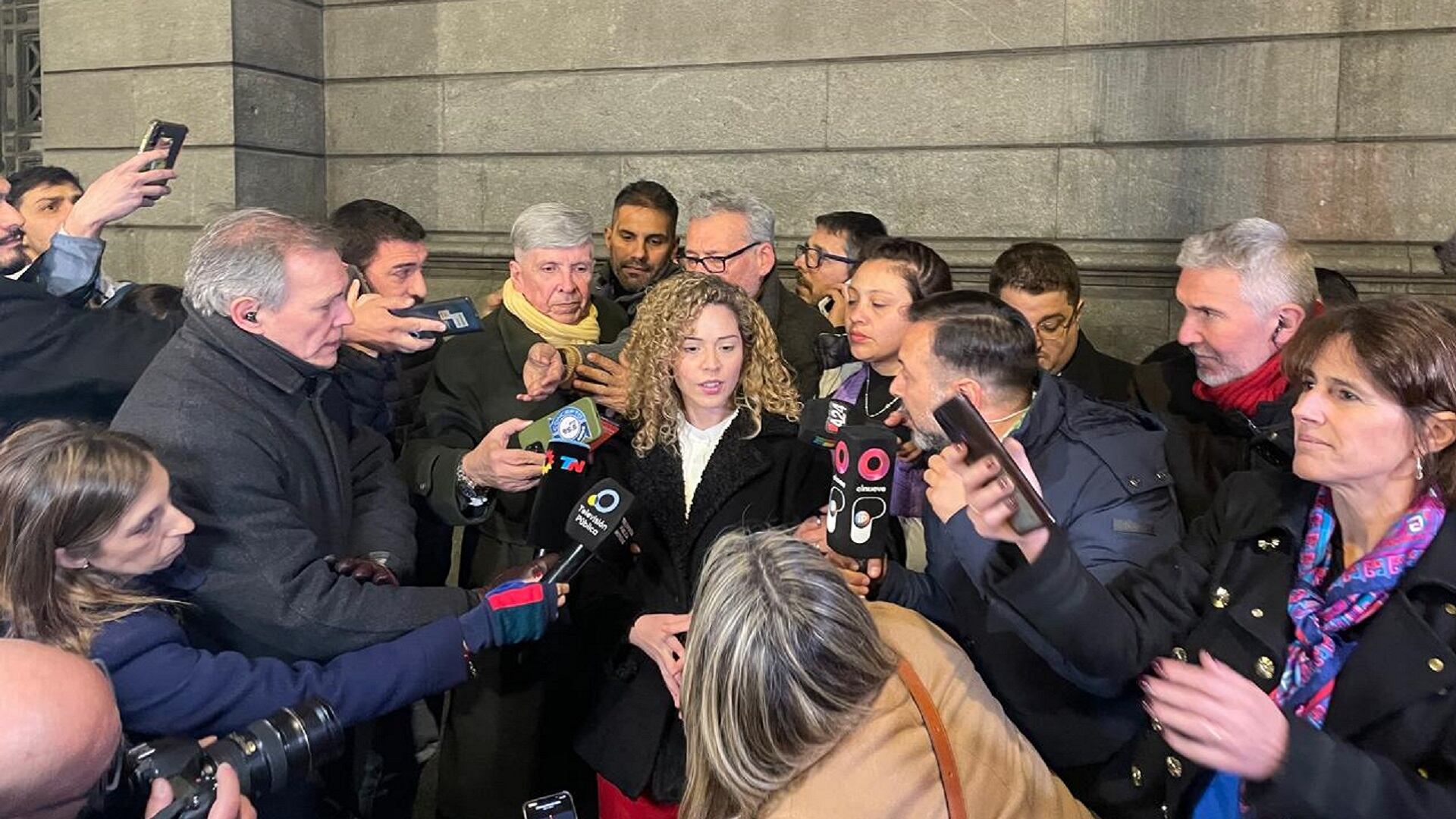 Lourdes Arrieta en la puerta del Congreso