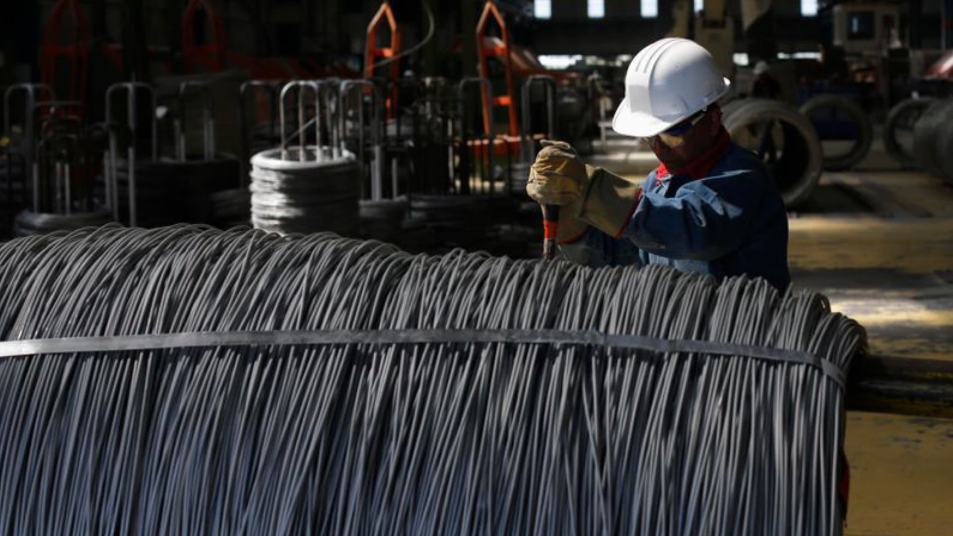 FOTO DE ARCHIVO. Un trabajador inspecciona alambrón en la fábrica de alambre de acero inoxidable TIM en Huamantla, en el estado mexicano de Tlaxcala 11 de octubre de 2013.  Imagen tomada el 11 de octubre de 2013. REUTERS/Tomas Bravo (MÉXICO - Tags: EMPRESAS INDUSTRIALES EMPLEO POLÍTICA)