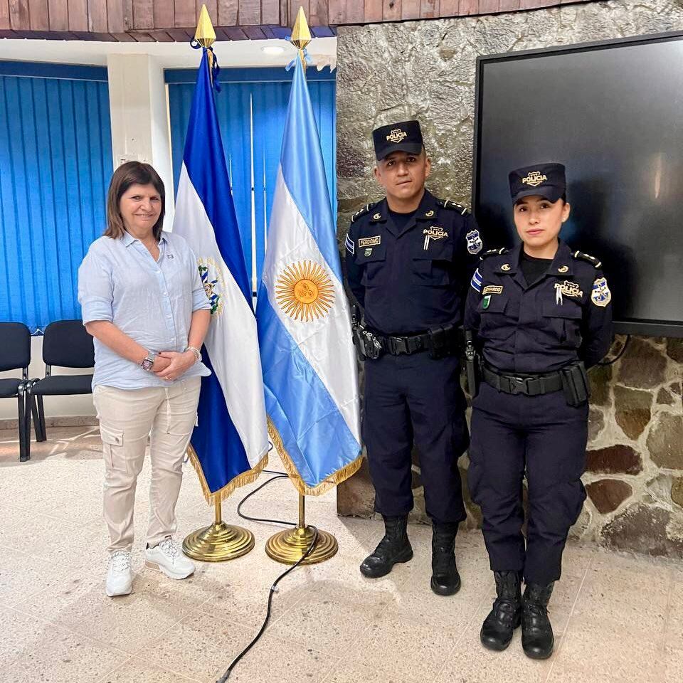 Patricia Bullrich en El Salvador