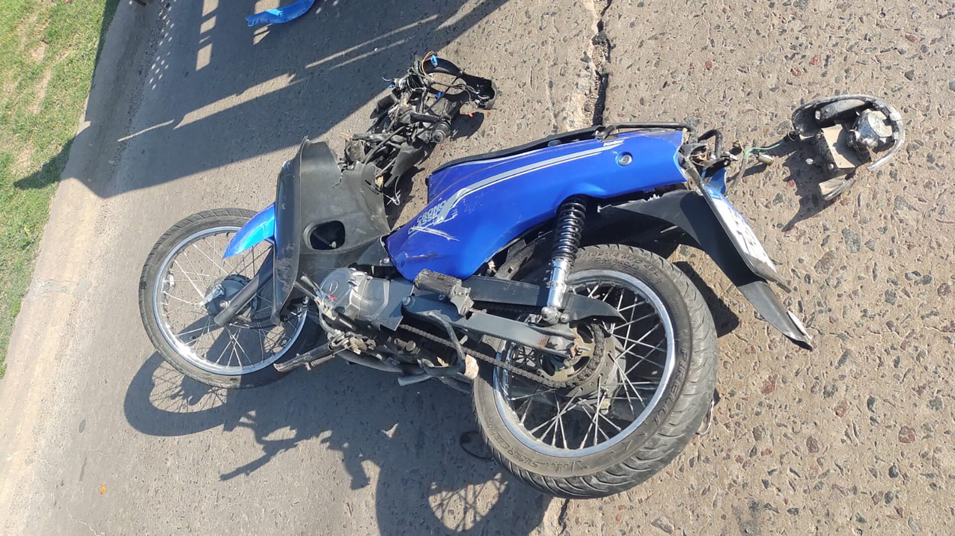 Accidente fatal en La Plata: un motociclista falleció y su acompañante está grave tras chocar contra un camión