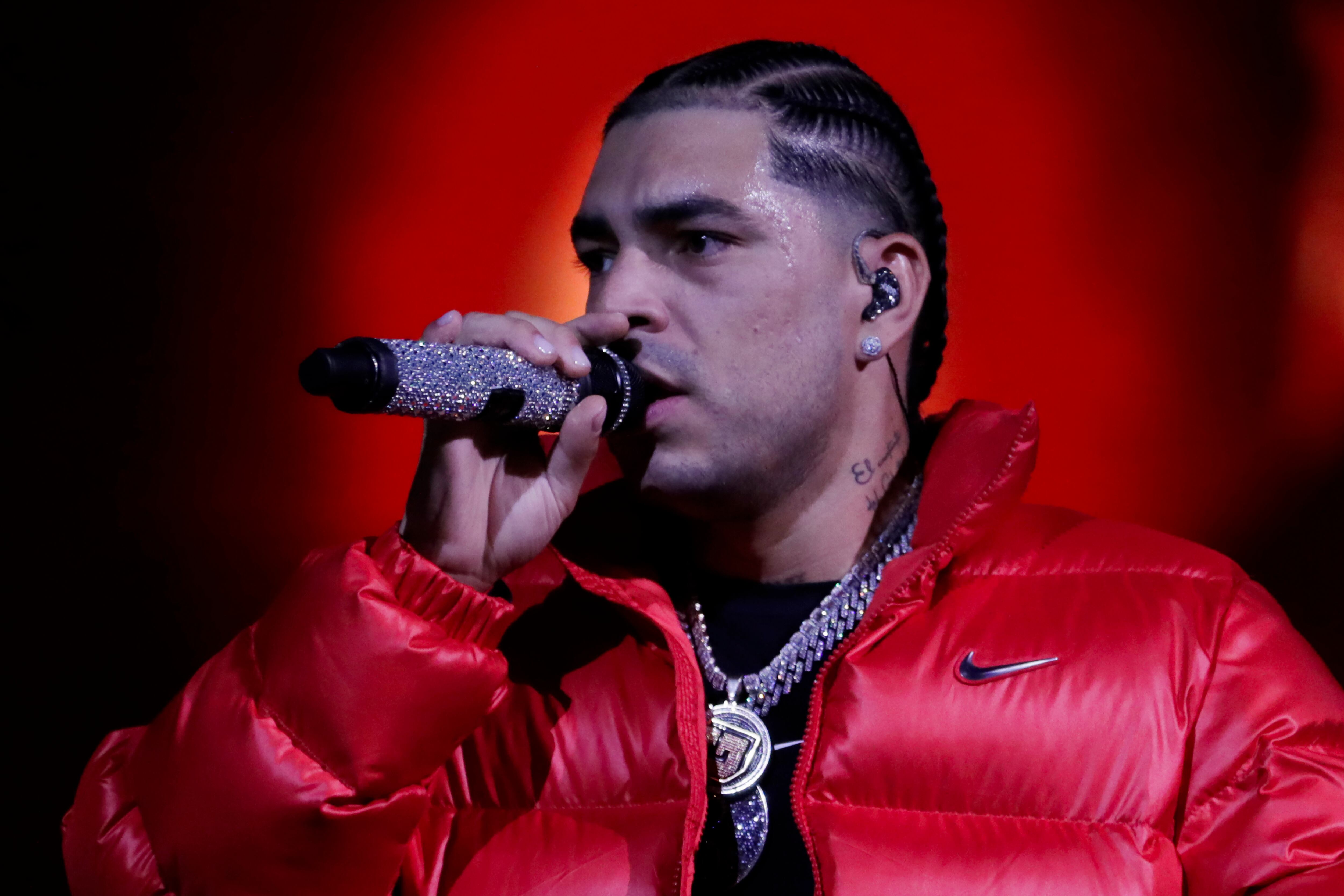 El cantante de música urbana destacó con su concierto en el Movistar Arena de Bogotá - crédito Carlos Ortega/EFE
