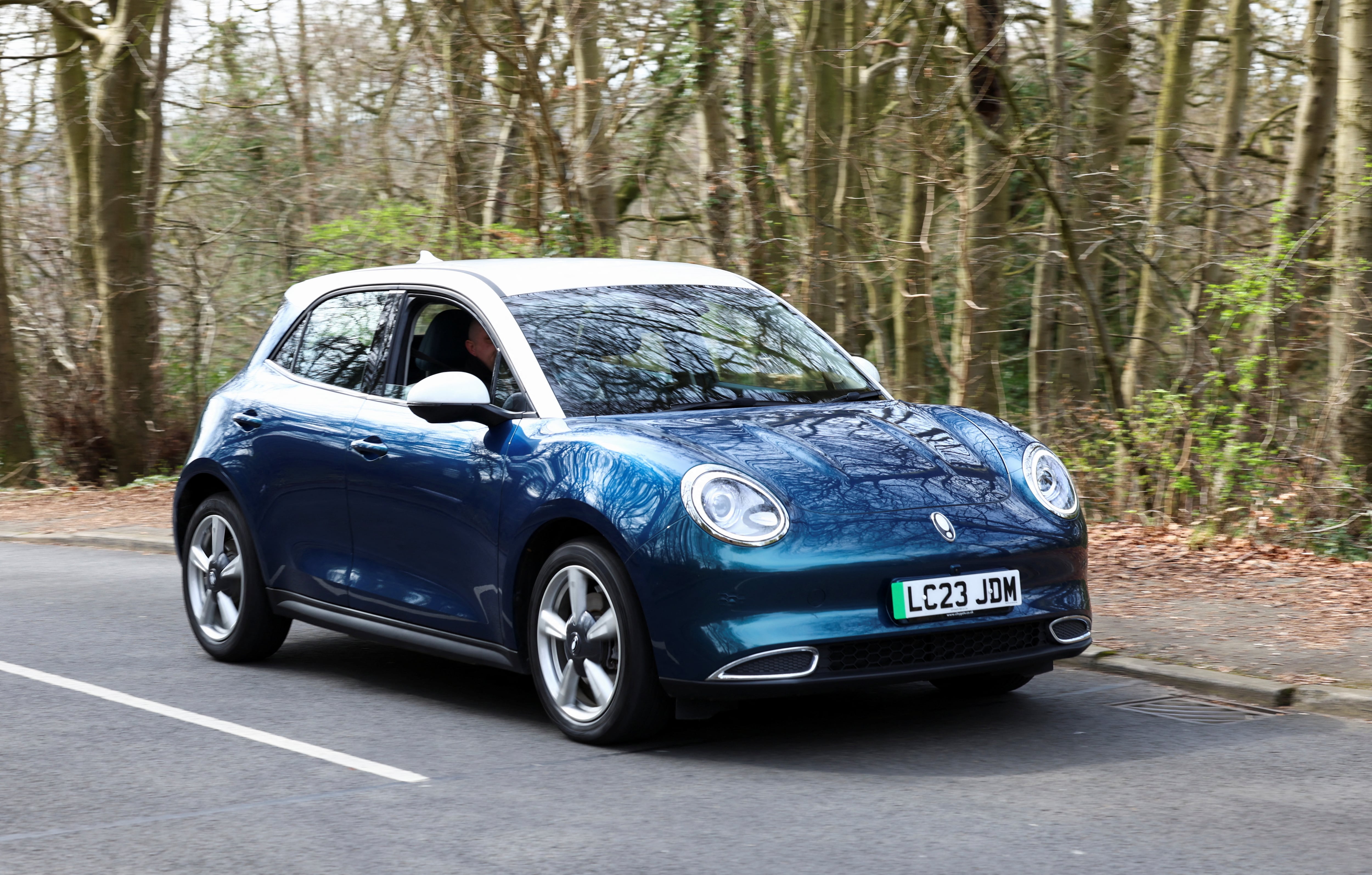 Aunque parece un escarabajo o new Beetle, se trata de un Great Wall Motors ORA 03, un auto eléctrico chino que ya se vende en Europa y Brasil. REUTERS/Andrew Boyers