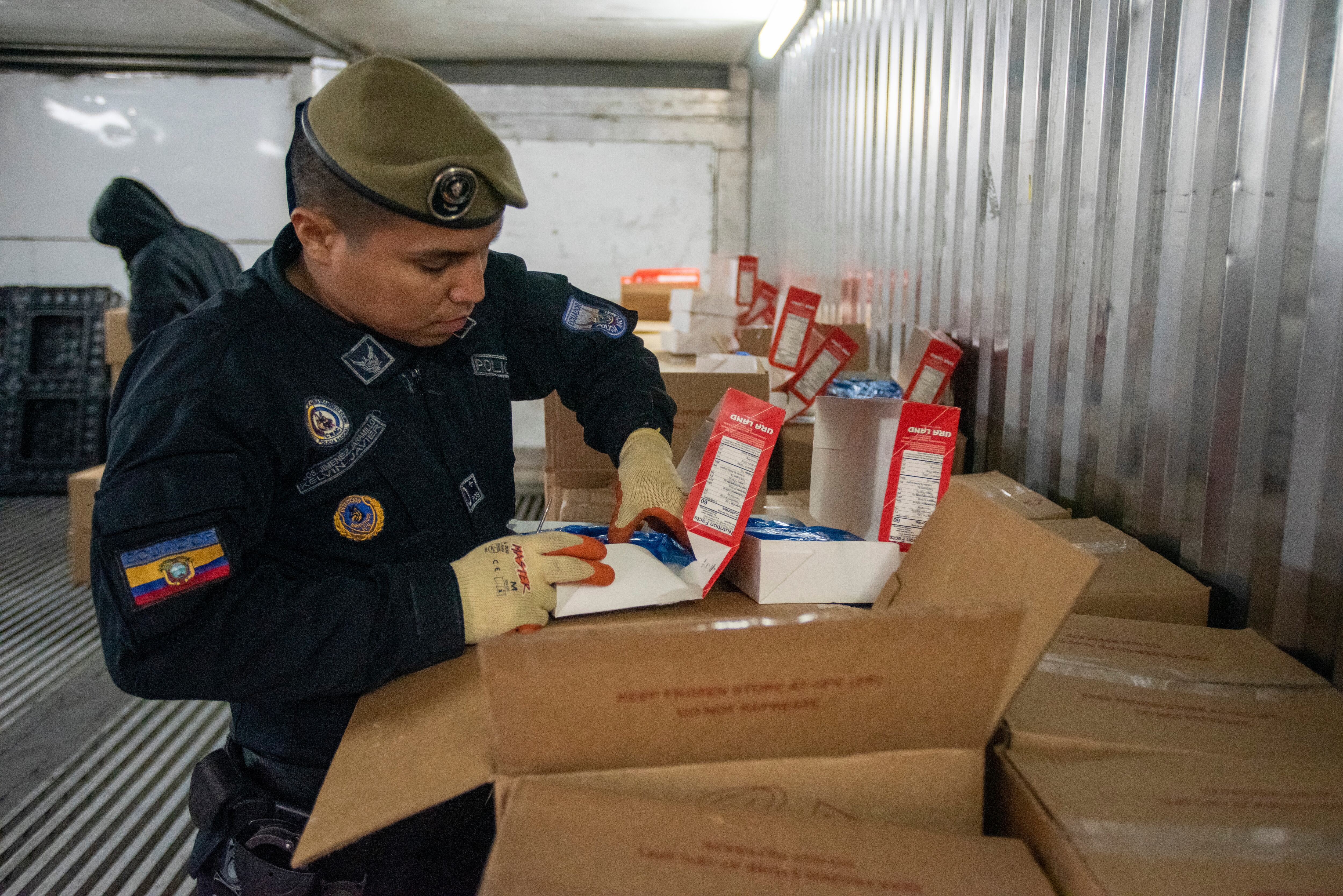 Fotografía de archivo en la que Policías antinarcóticos buscan droga en varios contenedores en el Puerto de Guayaquil (Ecuador) (EFE/ Mauricio Torres)
