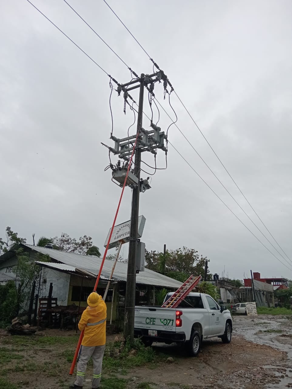 Trabajos de la CFE para el restablecimiento del servicio de luz en Guerrero tras el paso del Huracán John