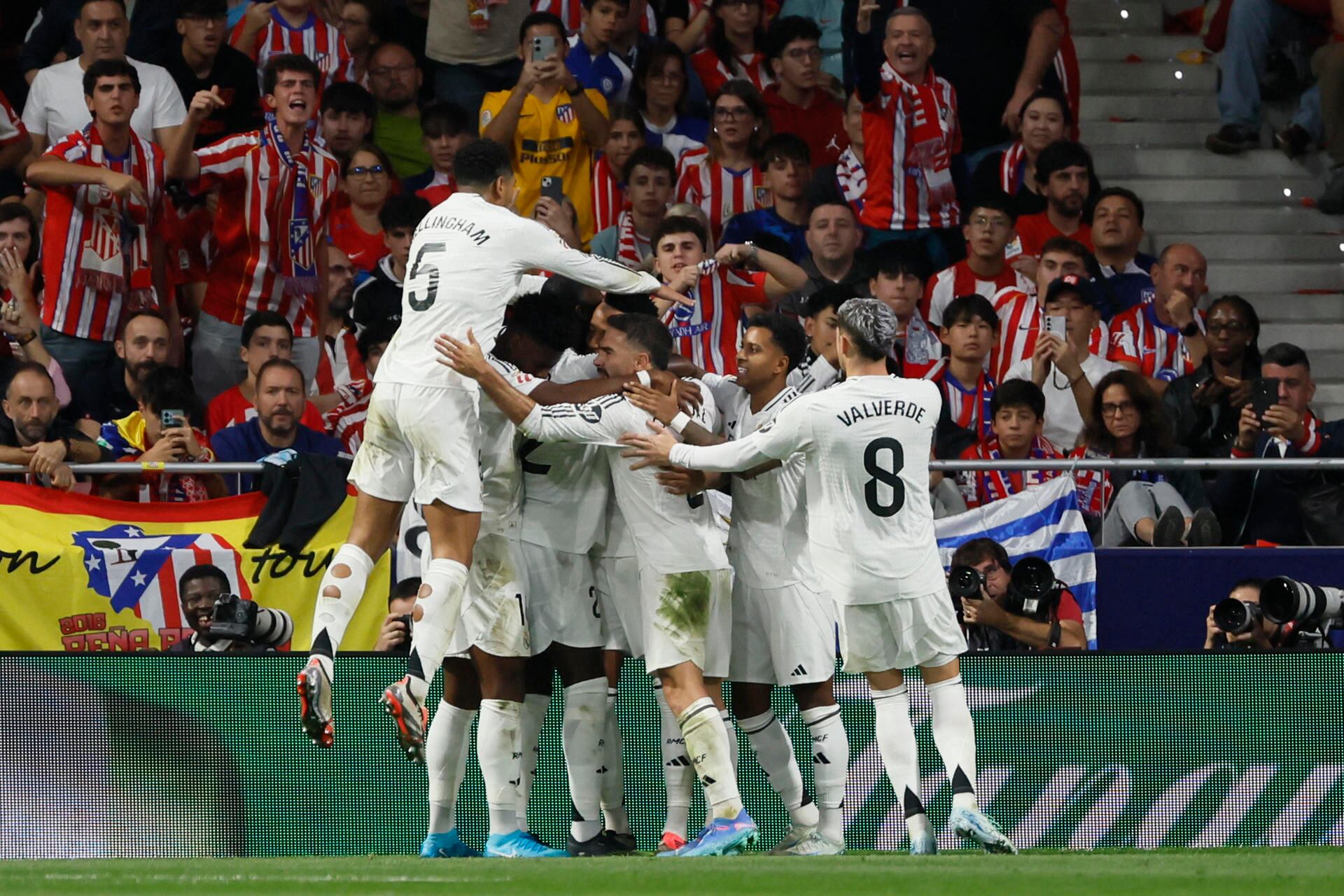 Los jugadores del Real Madrid celebran un gol ante el Atlético durante el partido de la LaLiga (EFE/Ballesteros)