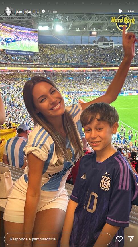 Pampita y su hijo en la Copa