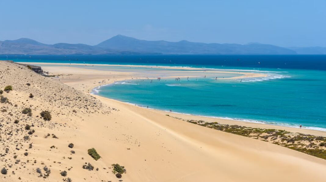 Playa de Sotavento, caracterizada por sus dunas y sus fuertes vientos