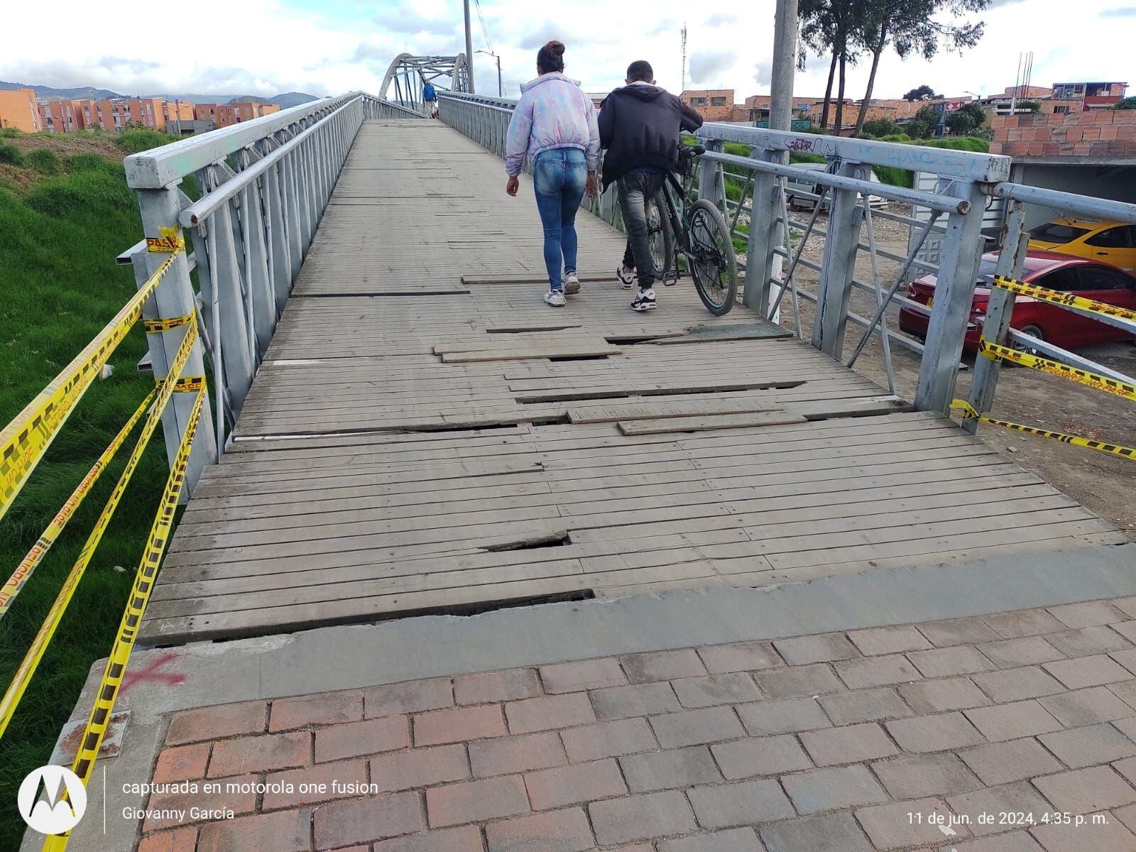 Un puente peatonal deteriorado y sin barandas fue escenario de un accidente que dejó a una mujer con heridas en cabeza y piernas - crédito Bosa B7 / Facebook