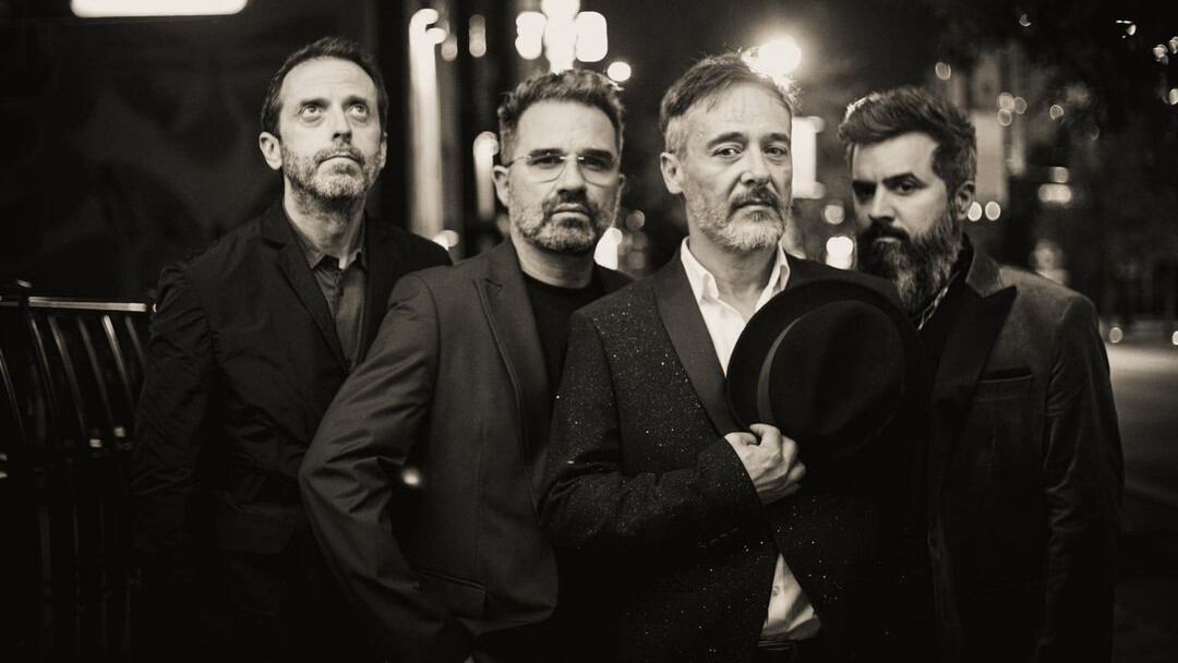 “Sabíamos que teníamos que jugar con los codos”: Love of Lesbian, los españoles que debutaron en horario estelar en Rock al Parque