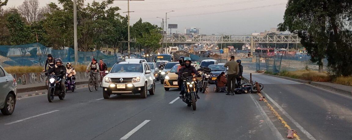 Las autoridades se encuentran realizando tareas de apoyo en la localidad de Kennedy ante un siniestro entre un carro y una motocicleta - crédito @BogotaTransito/X