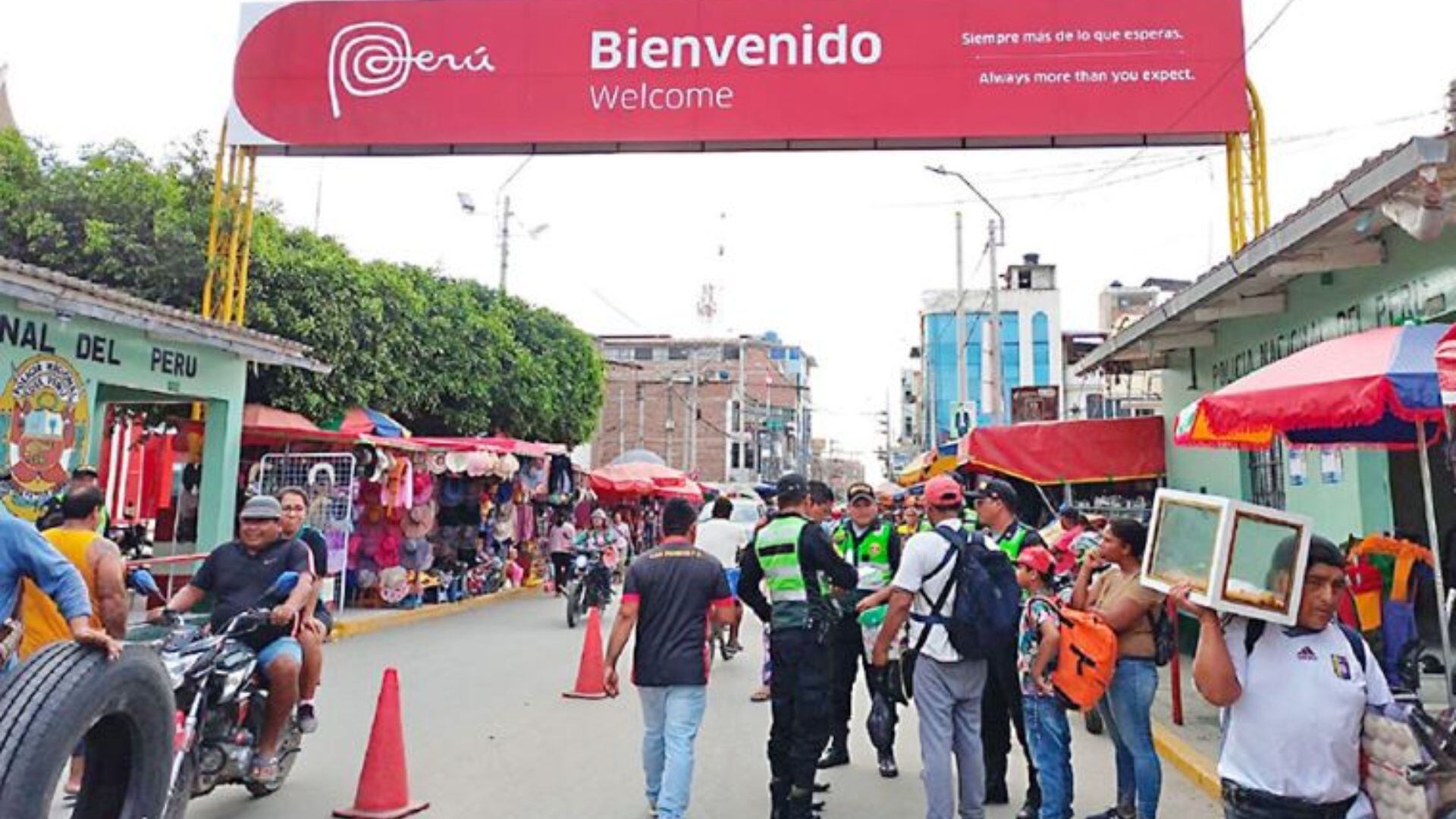 La Policía redobló refuerzos y realizó un corredor para salvaguardar la seguridad de los extranjeros que abandonan el Perú por la zona fronteriza de Tumbes. La mayoría pretende instalarse en Ecuador.