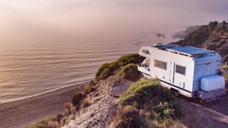 Autocaravana en un acantilado (Shutterstock).