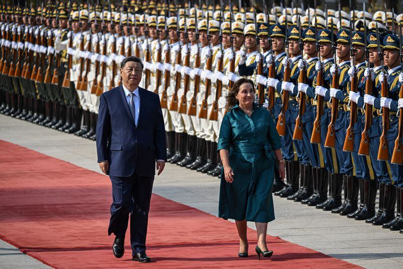 Xi Jinping y Dina Boluarte revisan la guardia de honor durante la ceremonia de bienvenida en el Gran Salón del Pueblo en Beijing, China, el 28 de junio de 2024. JADE GAO/Pool vía REUTERS