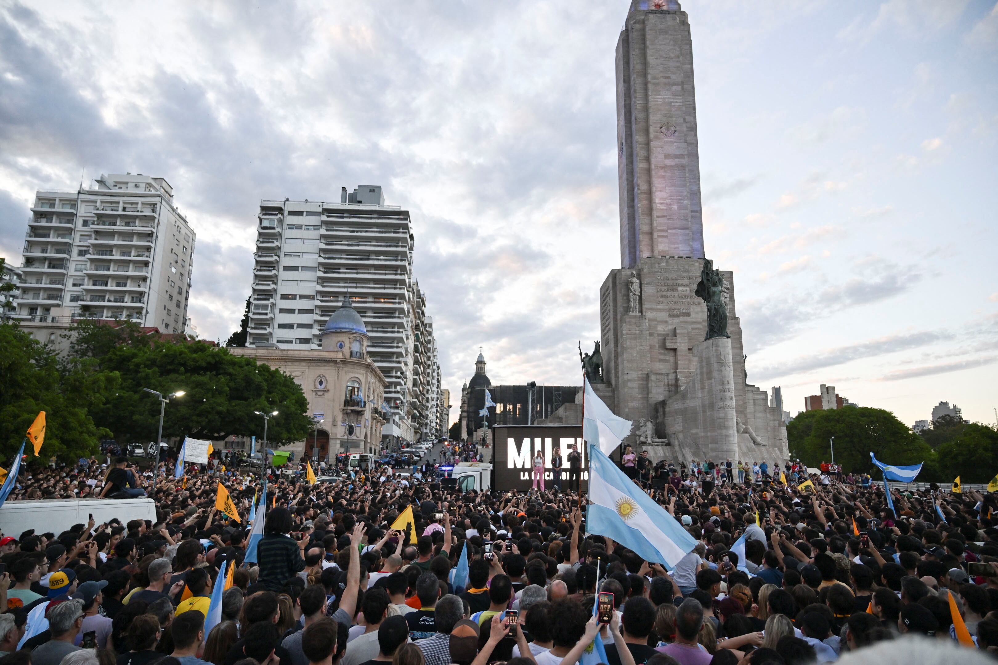 Una miultitud de militantes libertarios acompañó a Javier Milei en el acto de campaña que encabezó el 14 de noviembre pasado, días antes de conseguir el triunfo en el balotaje presidencial. (REUTERS/Luciano Bisbal)