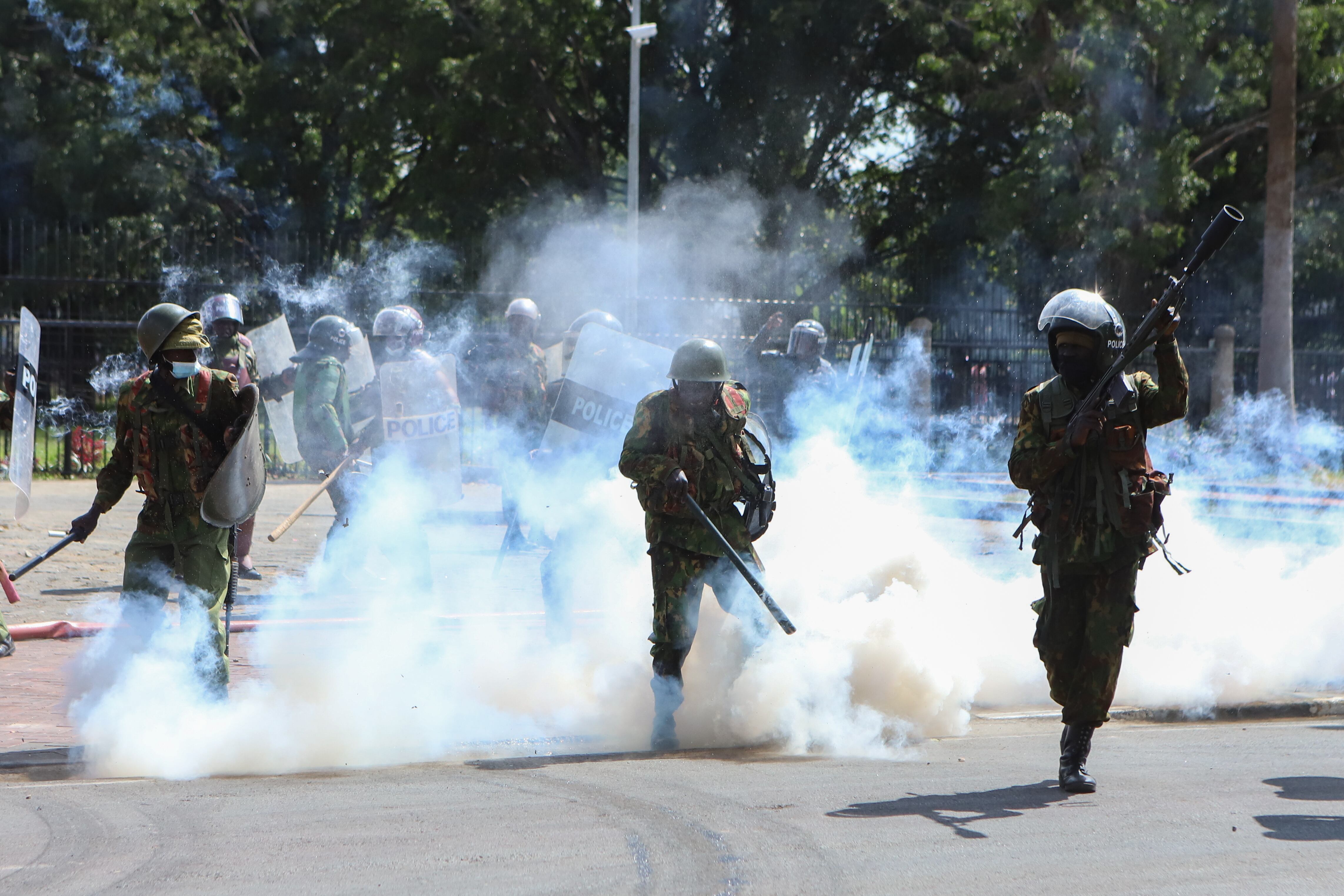 El Gobierno de Kenia ordenó este martes el despliegue del Ejército por las protestas contra un proyecto de ley de subidas fiscales que provocaron el asalto de manifestantes al Parlamento (EFE/EPA/STR)
