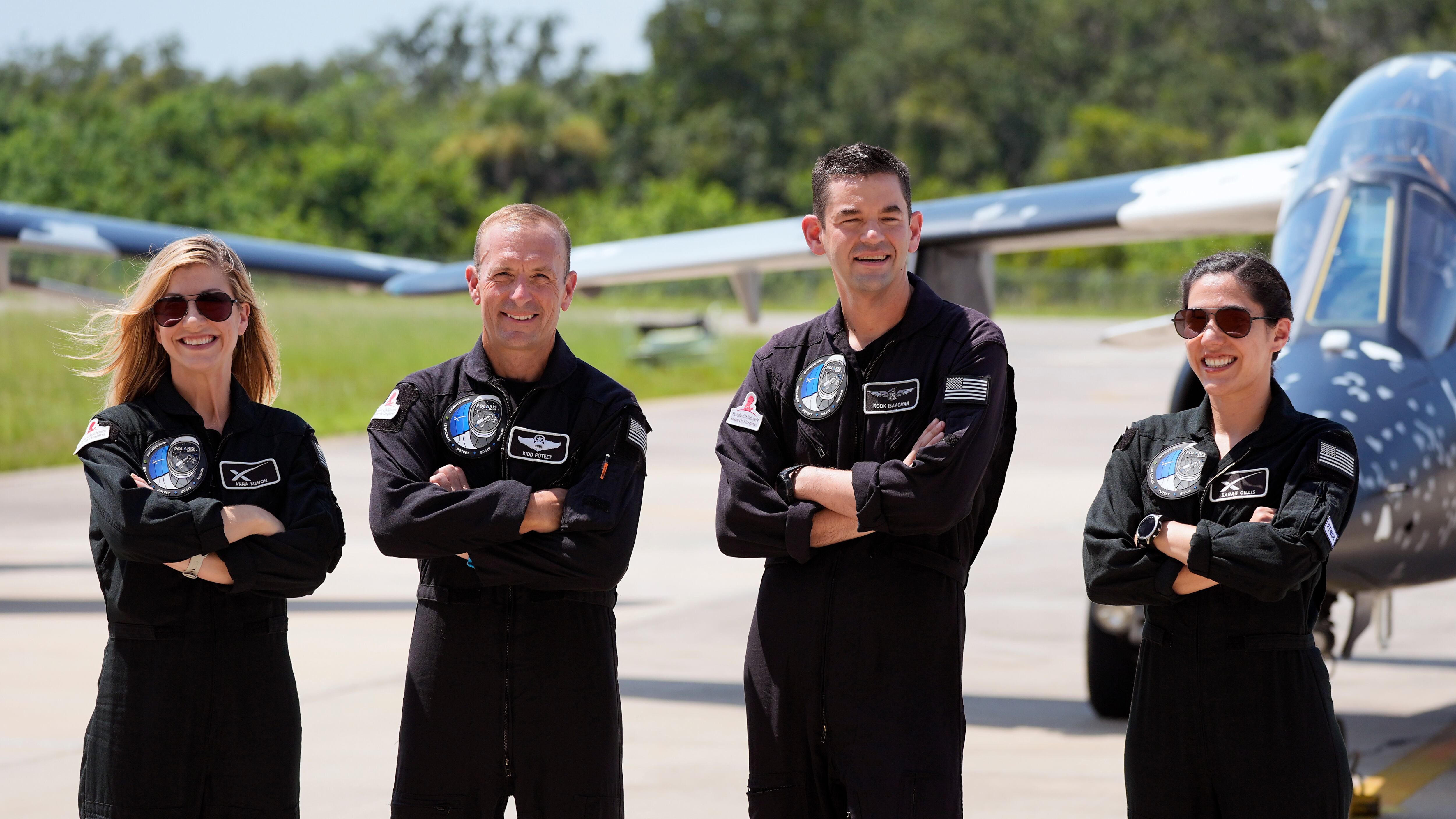 Los astronautas (de izquierda a derecha) Anna Menon, especialista de la misión; Scott Poteet, piloto; Jared Isaacman, comandante, y Sarah Gillis, especialista de la misión, en el Centro Espacial Kennedy antes de una misión espacial tripulada privada, en Cabo Cañaveral, Florida (AP Foto/John Raoux)