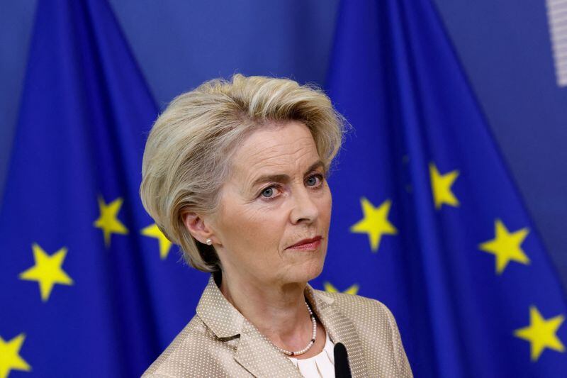 La presidenta de la Comisión Europea, Ursula von der Leyen, se dirige a los medios de comunicación (REUTERS/Yves Herman)