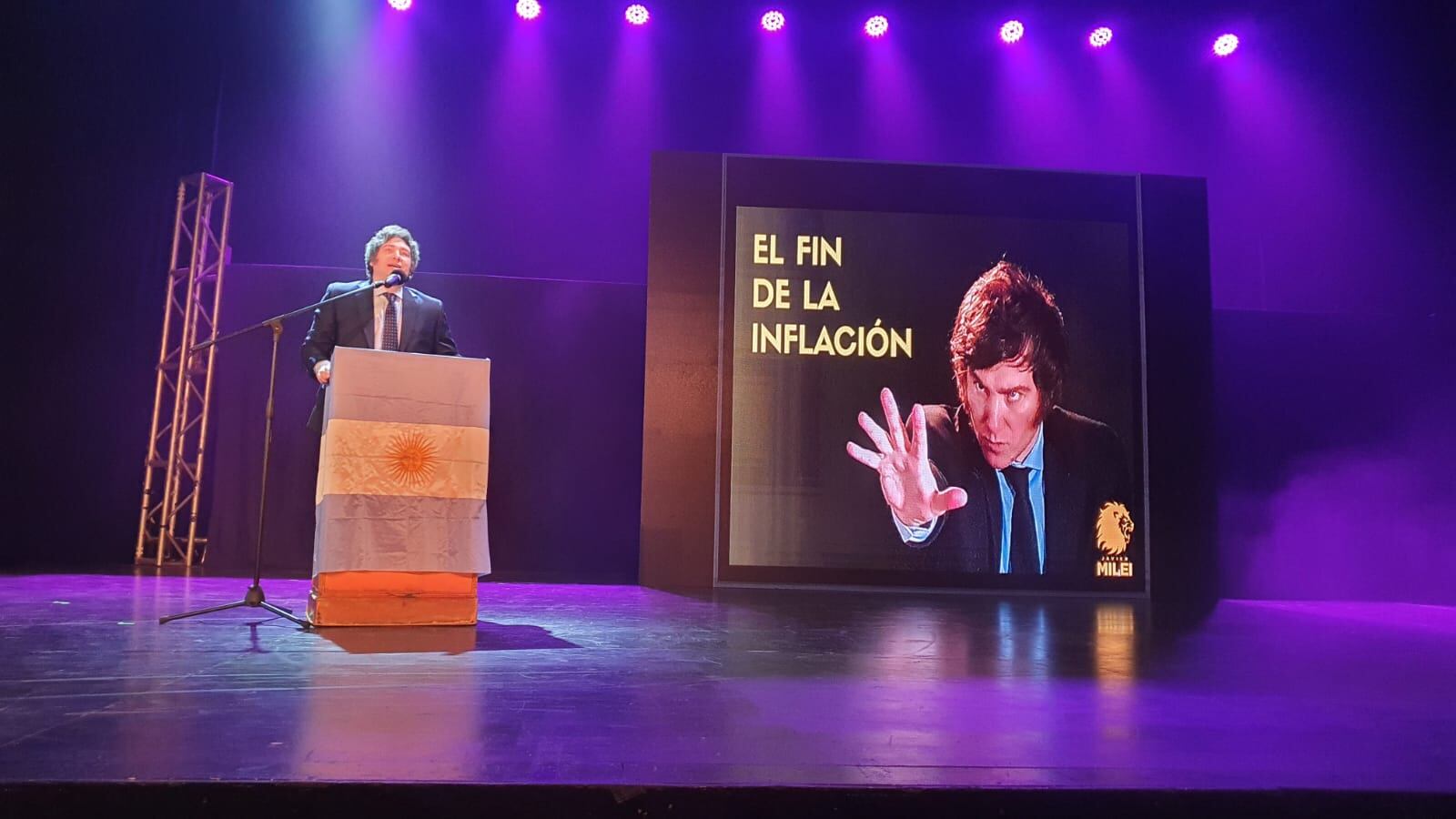 En un acto con Cavallo y Sturzenegger, Javier Milei presentó sus plan para dolarizar y bajar la inflación en un teatro de la calle Corrientes