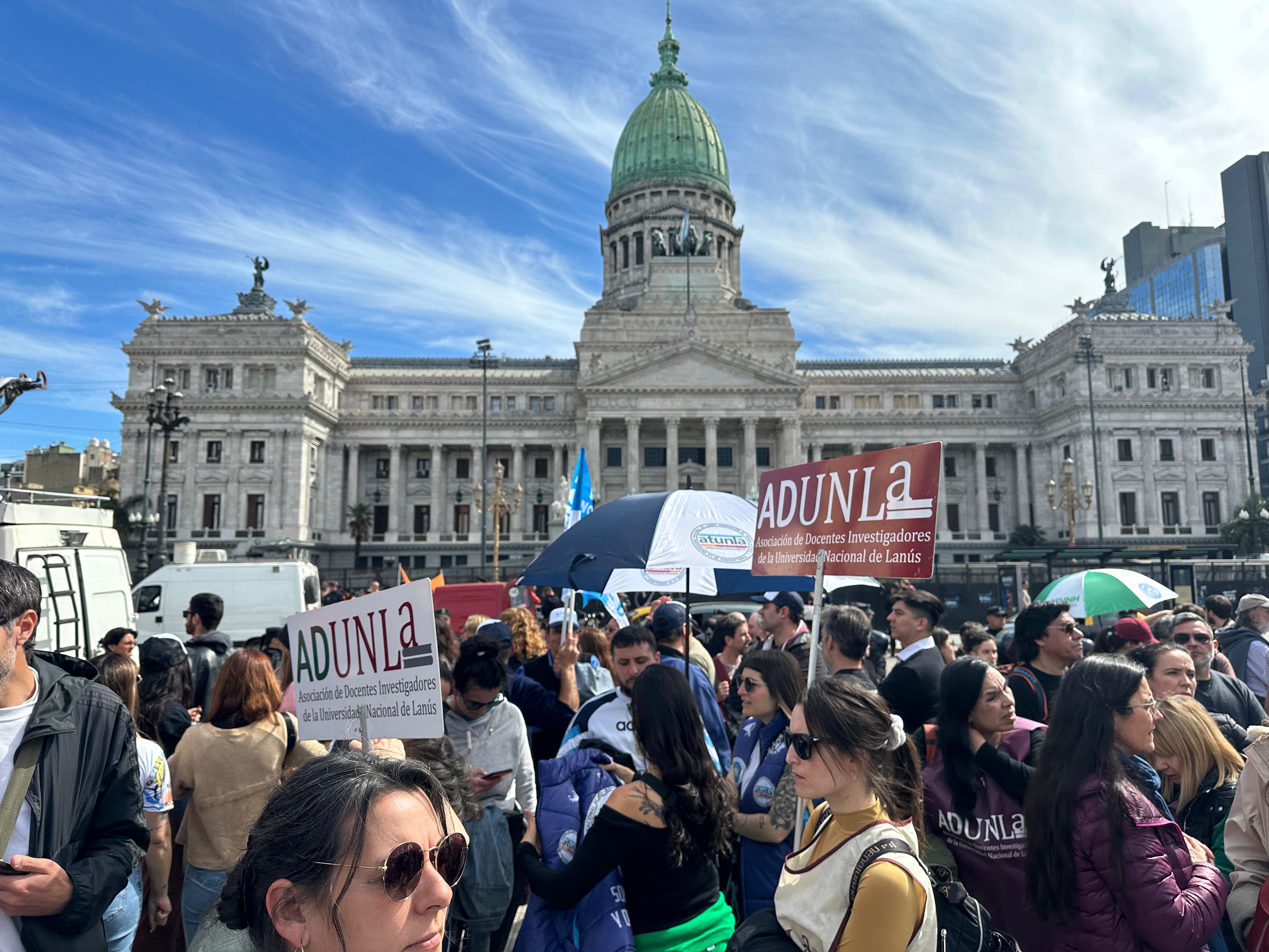 Plaza del Congreso - Debate en el senado de la ley de financiamiento universitario y la boleta única