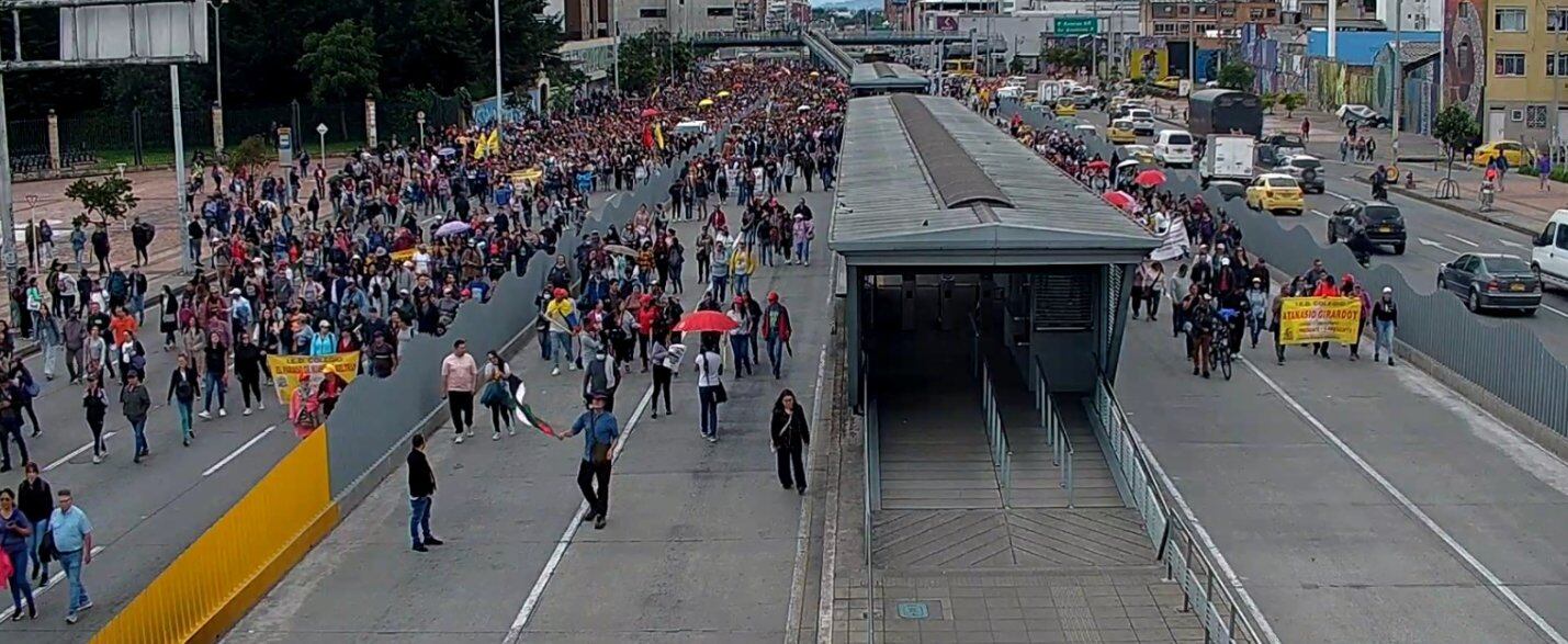 Los maestros que marchan en Bogotá llegan a la carrera 10, por la calle 26, para continuar hacia la plaza de Bolívar, por lo que se cierran varias estaciones de TransMilenio