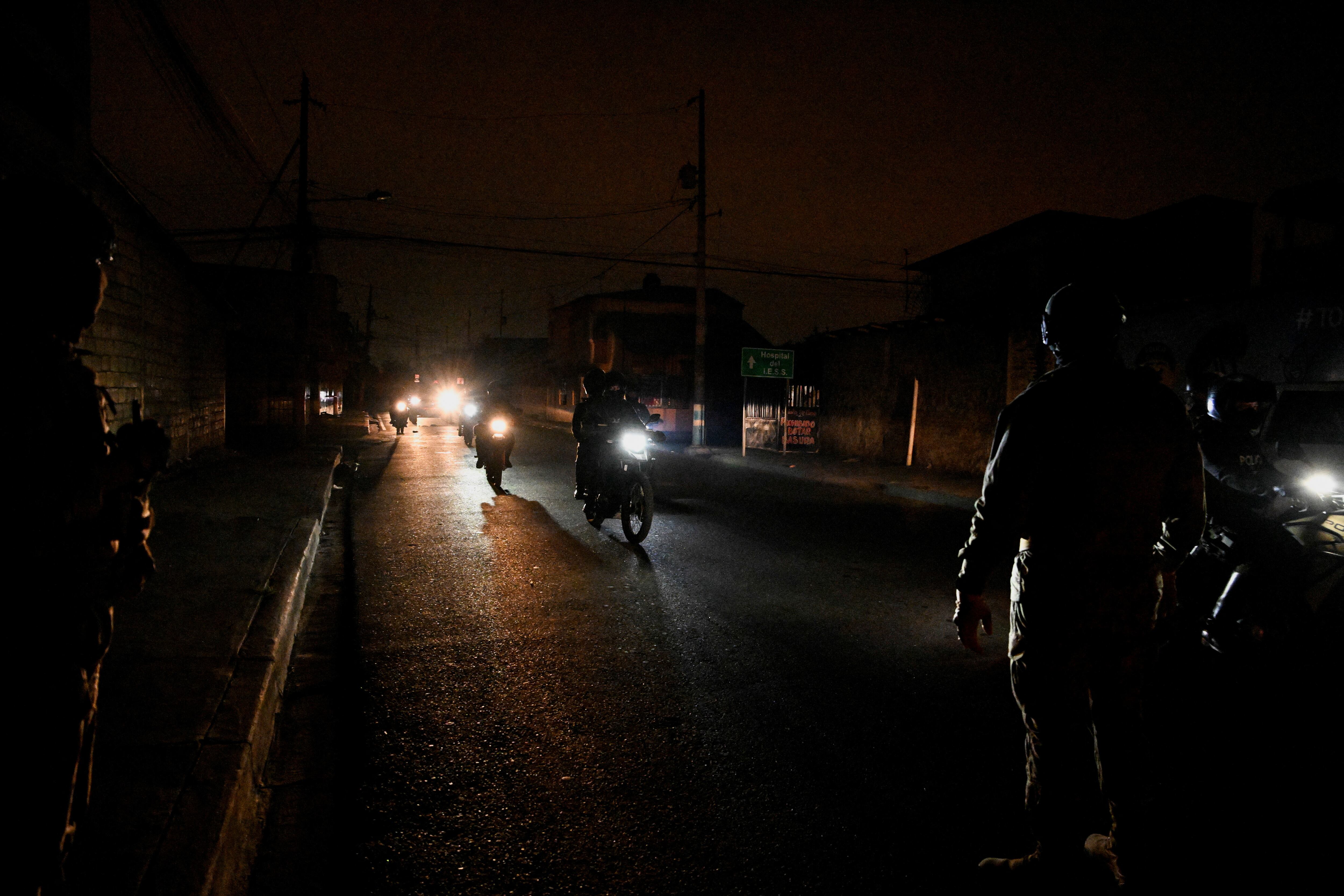 Se intensificó la seguridad en los alrededores de prisiones y de infraestructuras del sector estratégico como las hidroeléctricas. (REUTERS/Vicente Gaibor del Pino)