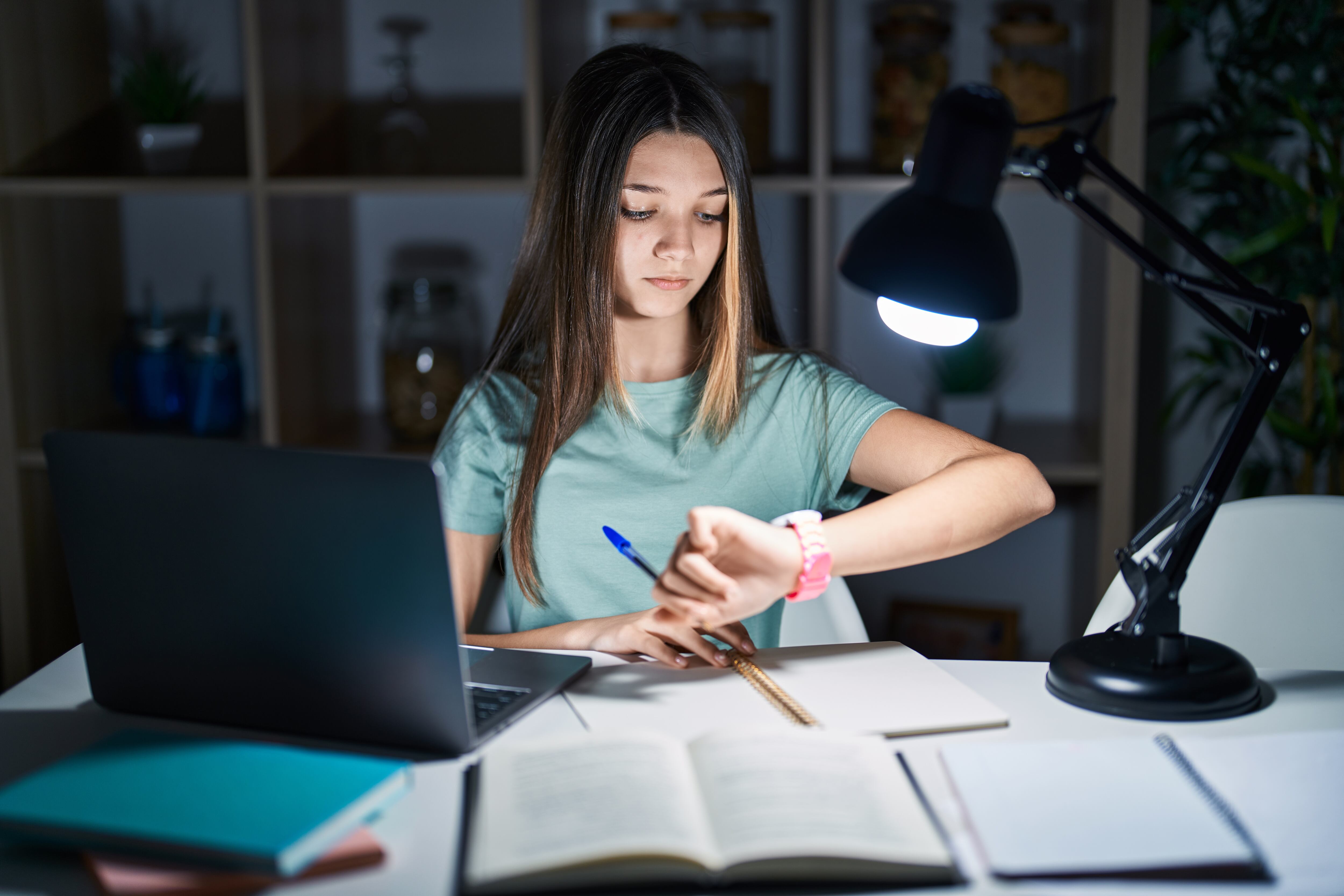 Una joven estudiando de noche (Shutterstock)