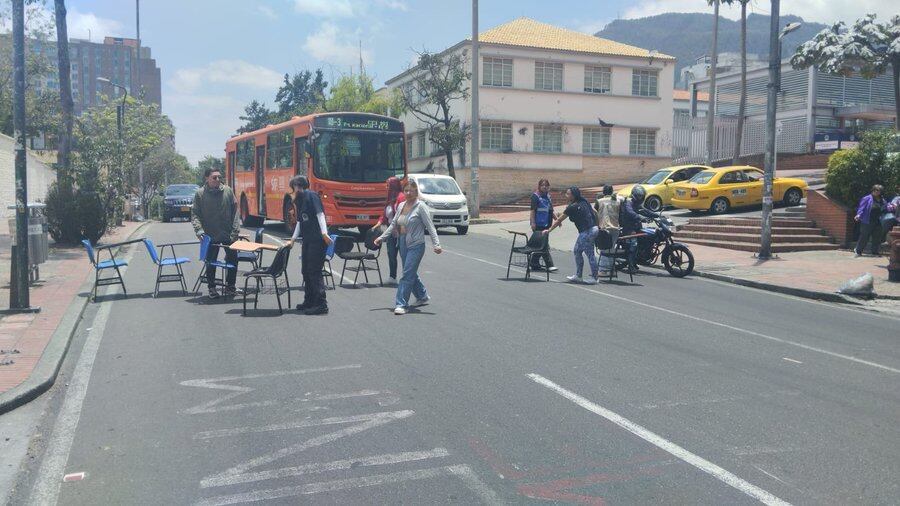 Estudiantes bloquearon paso vial en el sector de La Macarena - crédito @BogotaTransito/X