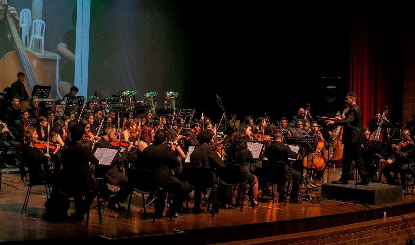 Delf Leppard Filarmónico, a cargo de Tráfico Sur, con más de 20 años de carrera, y la Filarmónica Metropolitana. En el Teatro Pablo Tobón Uribe - crédito Vivir en el Poblado/Página Web